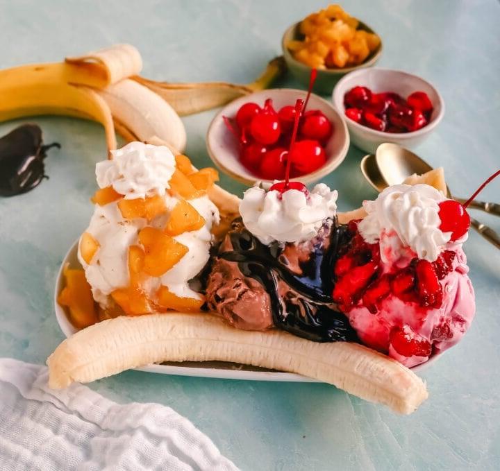 Μπανάνα Σπλιτ 2 Μια κλασική συνταγή για Banana Split φτιαγμένη με φρέσκες μπανάνες, παγωτό σοκολάτα με ζεστή σάλτσα σοκολάτας, παγωτό φράουλα με σάλτσα φράουλας, παγωτό βανίλια με σάλτσα ανανά, σαντιγί και κεράσι.
