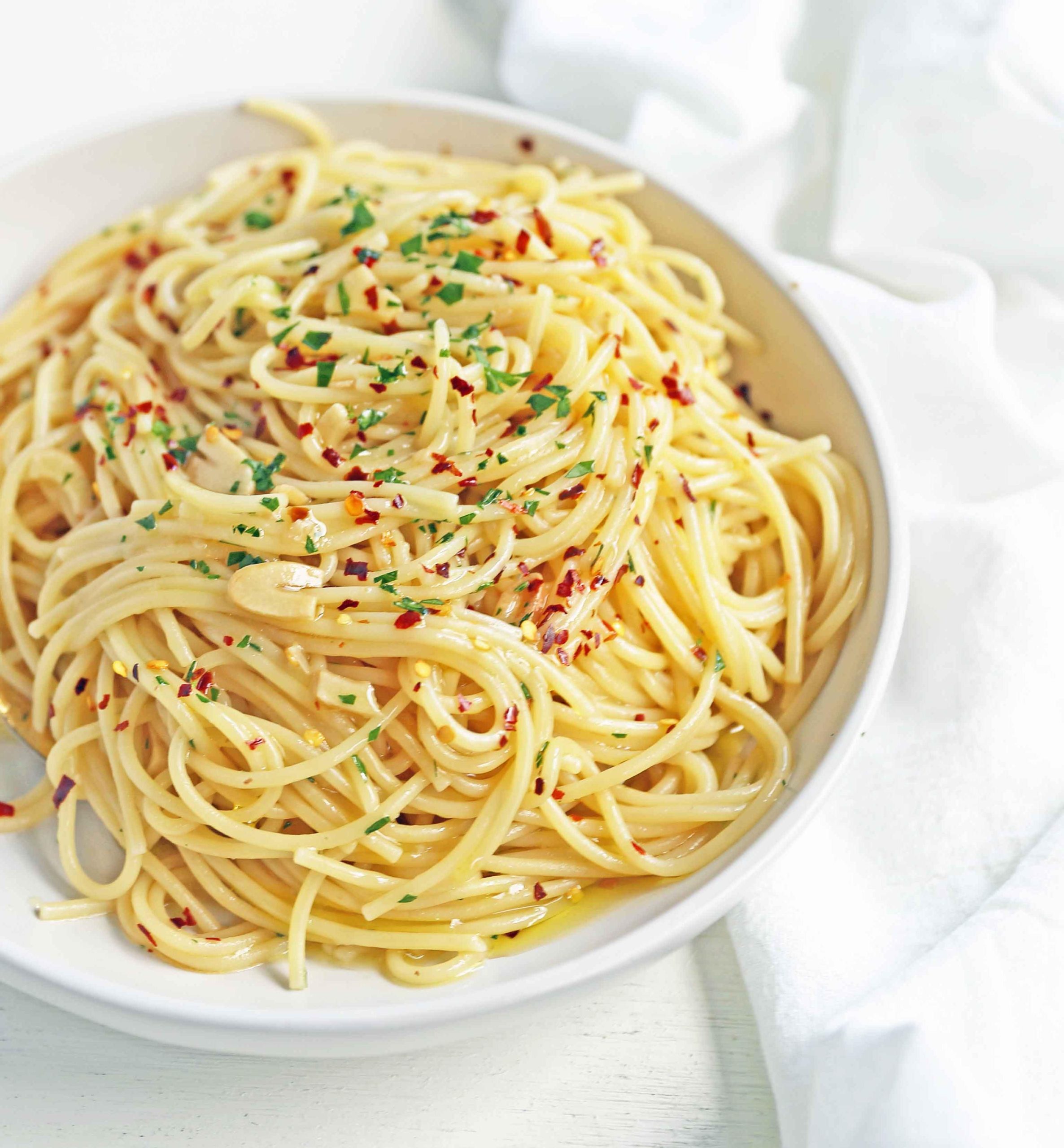 Σπαγγέτι Aglio e Olio. Σπαγγέτι ανακατεμένο με σοταρισμένο σκόρδο, ελαιόλαδο, νιφάδες κόκκινης πιπεριάς και φρέσκο μαϊντανό. Ένα γρήγορο, εύκολο και αυθεντικό πιάτο ζυμαρικών! Σπαγγέτι με Σκόρδο και Ελαιόλαδο, ένα γεύμα 20 λεπτών. www.yamne.com #pasta #spaghetti