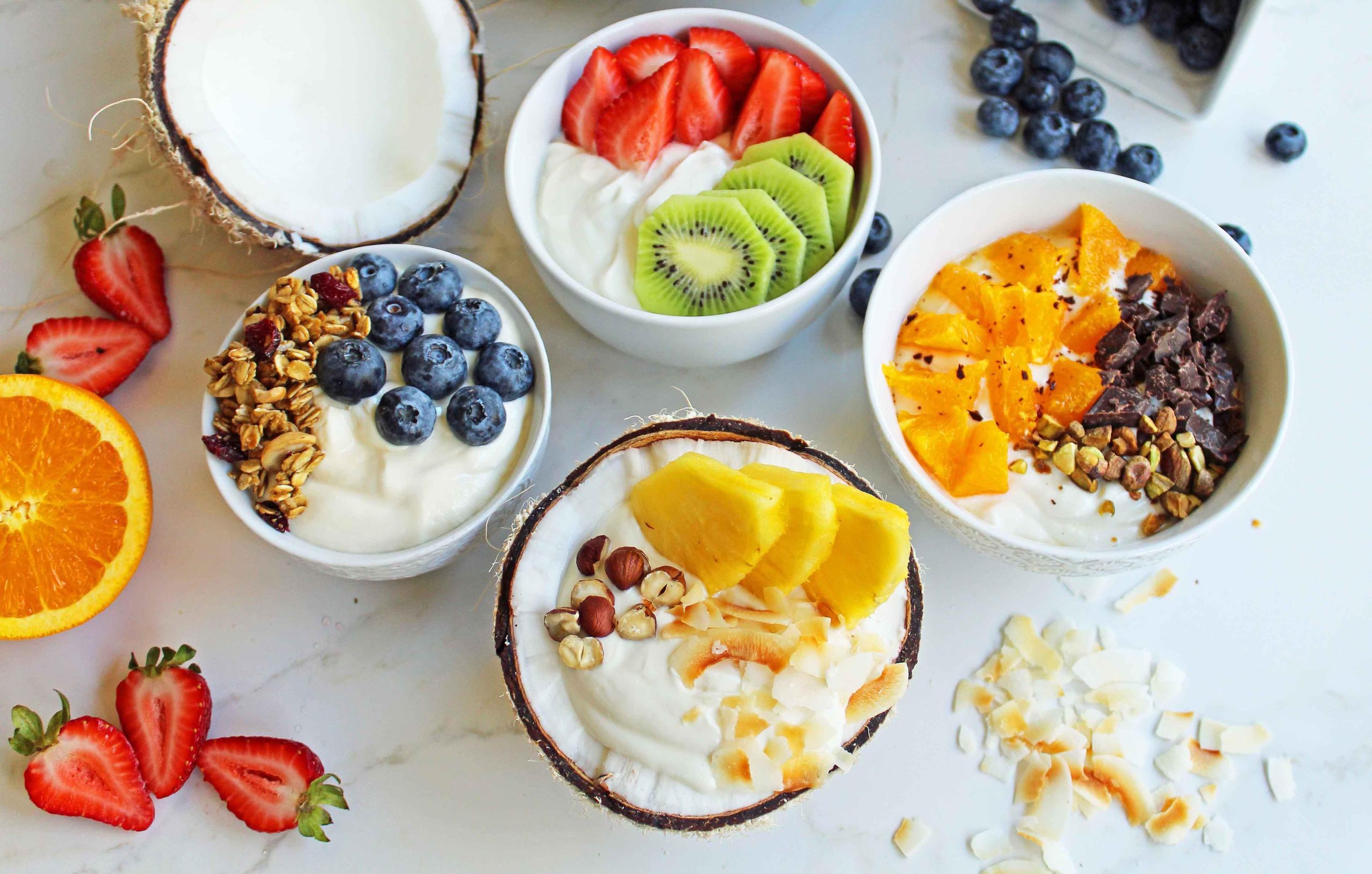 Πρωινά Μπολ Ελληνικού Γιαουρτιού με Toppings από το Modern Honey. Υγιεινό Ελληνικό Γιαούρτι με φρέσκα φρούτα, ξηρούς καρπούς και μέλι. Το τέλειο πρωινό για να ξεκινήσετε τη μέρα σας!