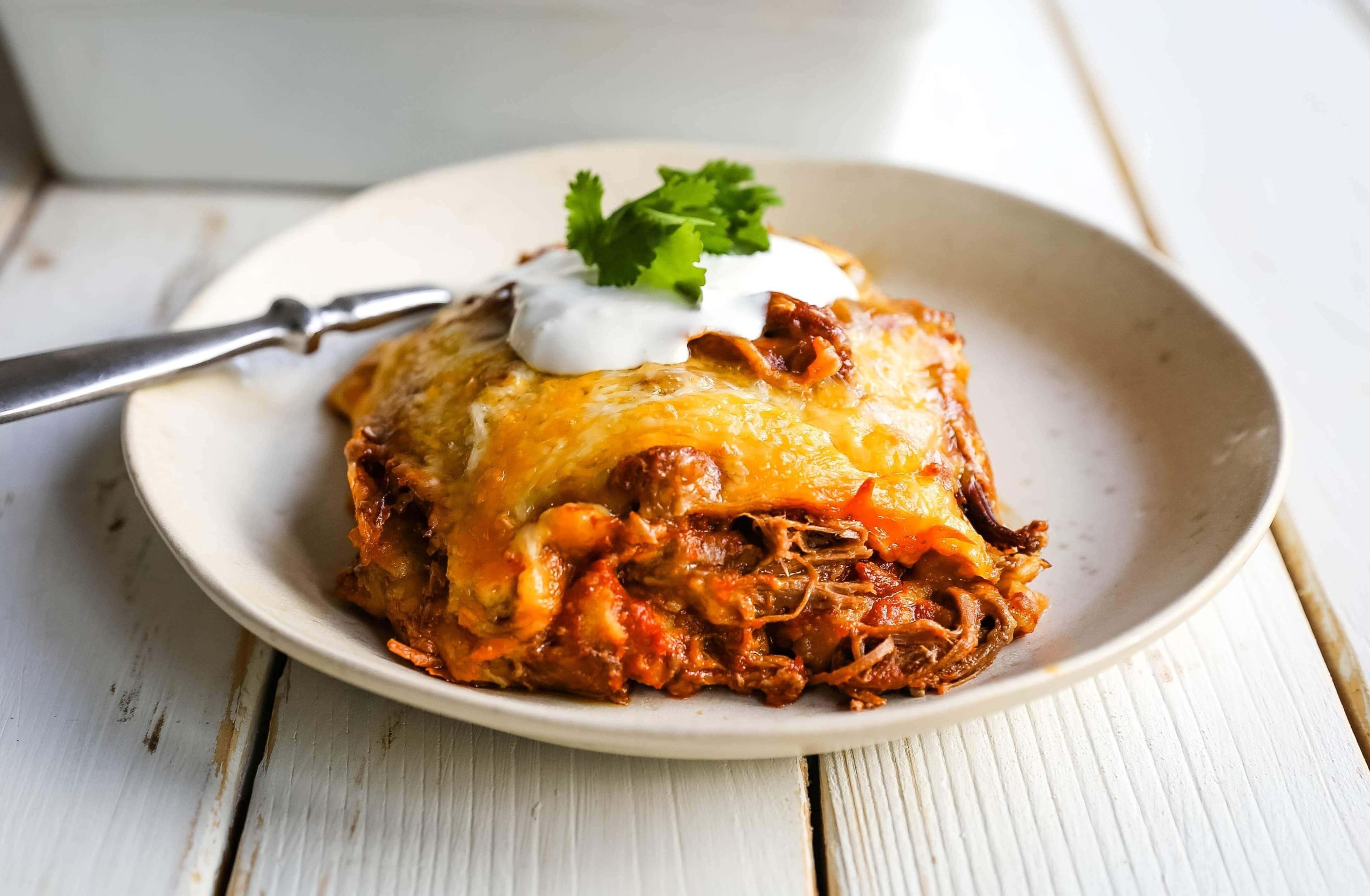 Στοίβες Enchiladas με Μοσχάρι. Μεξικάνικες Enchiladas με τεμαχισμένο μοσχάρι, λιωμένο τυρί, τορτίγιες καλαμποκιού και σπιτική σάλτσα enchilada. Μια εύκολη κατσαρόλα enchilada με μοσχάρι! #μεξικάνικο #μεξικάνικοφαγητό #enchiladas #beefenchiladas