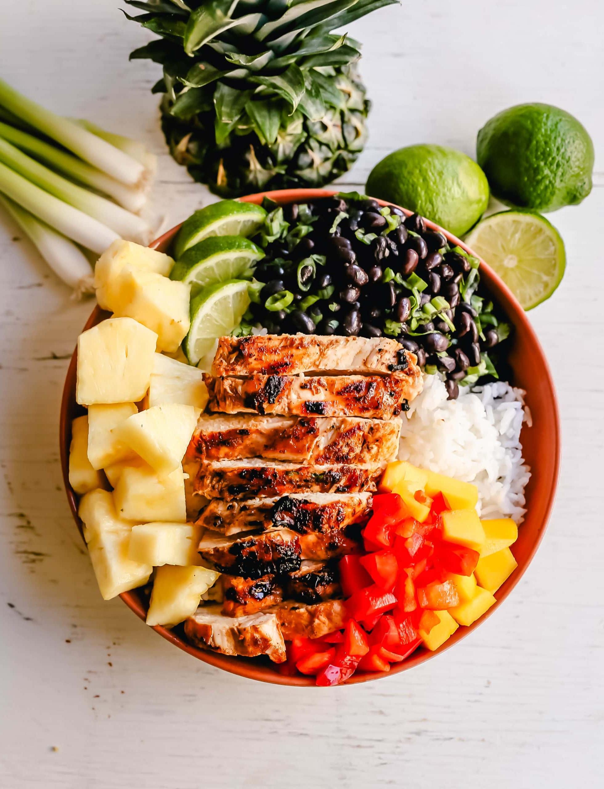 Jerk Chicken Bowl: Τζαμαϊκανό καρυκευμένο κοτόπουλο Jerk στη σχάρα με ρύζι, μαύρα φασόλια, κόλιανδρο, φρέσκο ανανά και μάνγκο, και κόκκινες πιπεριές. www.yamne.com #jerkchicken #chicken #chickenbowl