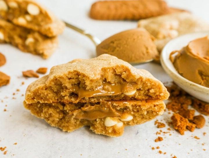 Μπισκότα Biscoff με Κομματάκια Λευκής Σοκολάτας 2 Αυτά τα Μπισκότα Biscoff είναι γεμάτα με βούτυρο μπισκότων Biscoff και κομματάκια λευκής σοκολάτας. Θα λατρέψετε αυτά τα αφράτα, μαλακά μπισκότα γεμιστά με καραμελωμένη επάλειψη μπισκότων.