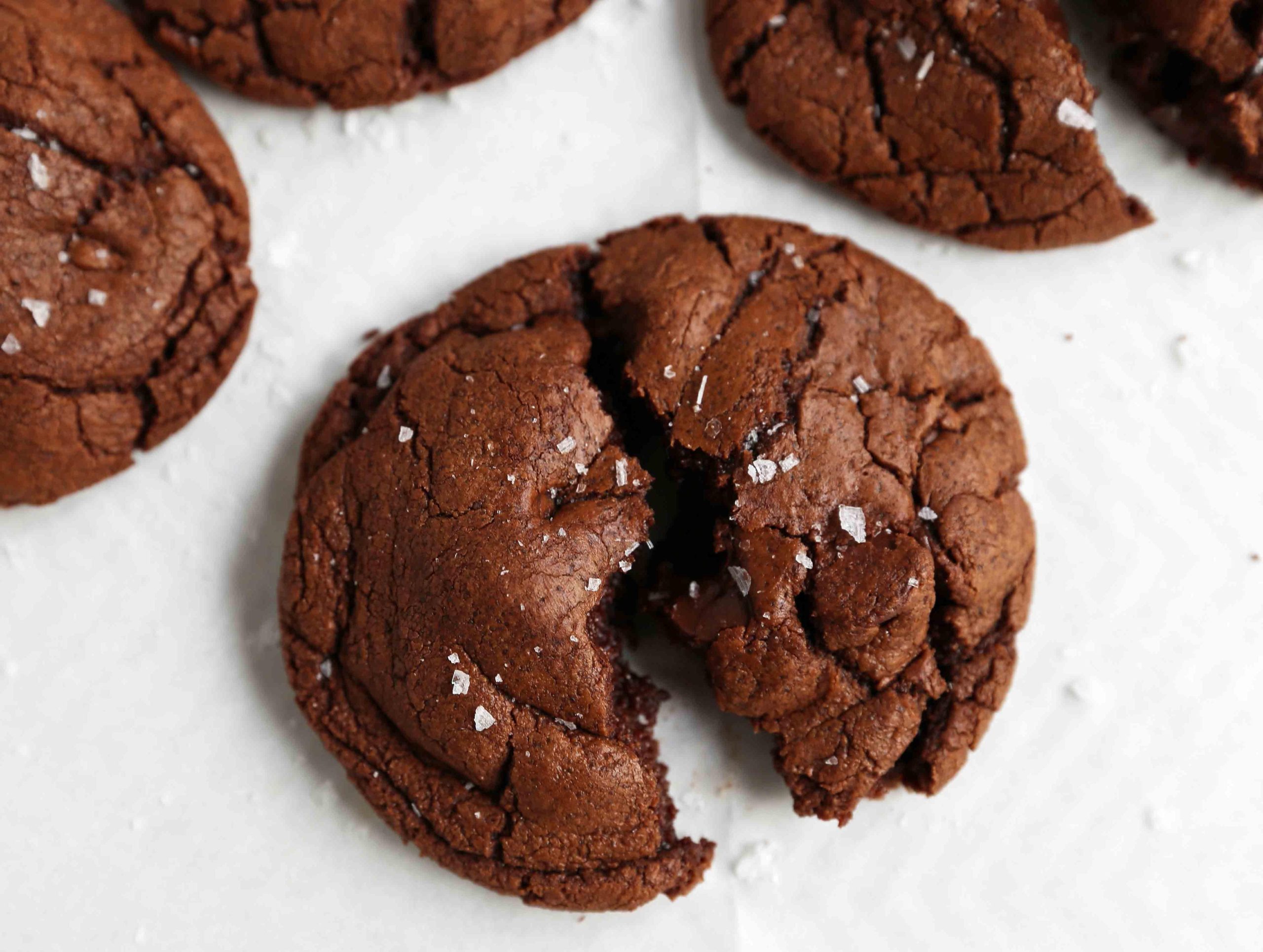 Απολαυστικά cookies brownie σοκολάτας με τριπλή σοκολάτα. Η τέλεια συνταγή για cookies brownie που λιώνουν στο στόμα.