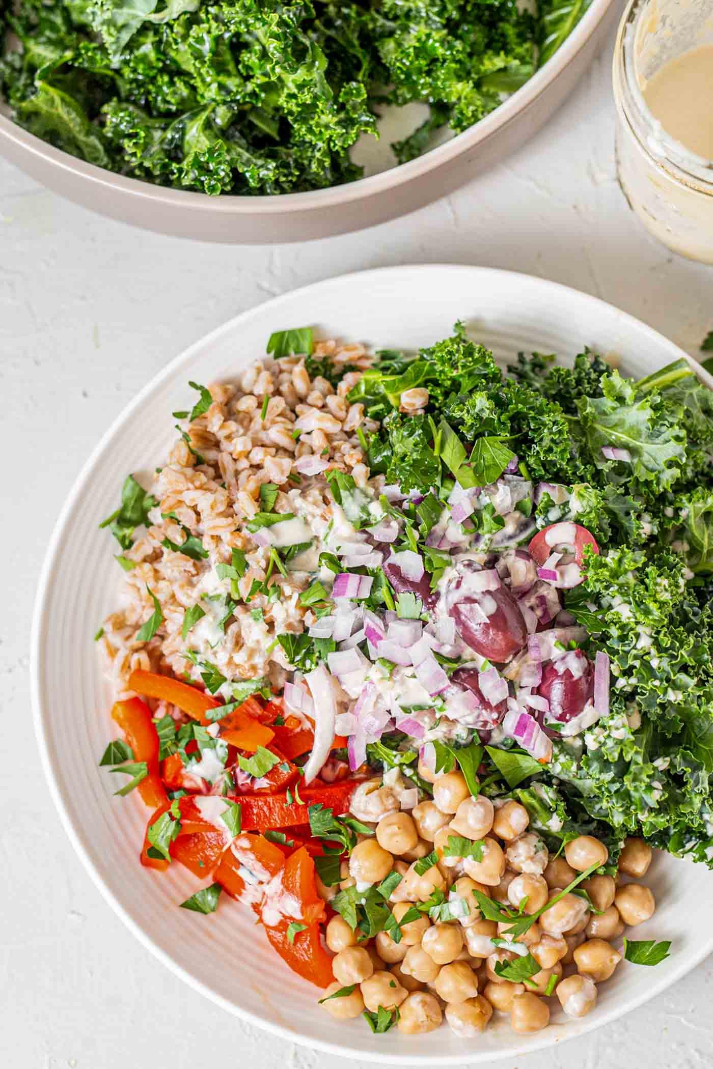 'n Farro-slaai met kekerertjies, boerenkool, geroosterde rooipepers, olywe en rooi-uie.