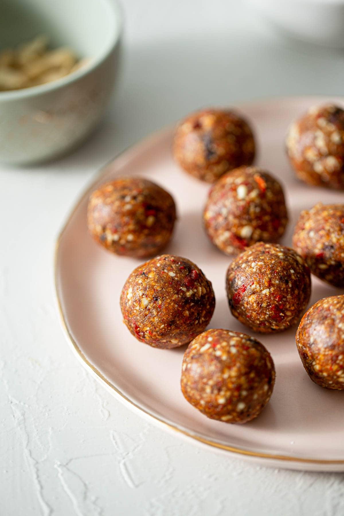 Ongebakte Gojibessie Balletjies 2 A plate of goji berry energy balls.