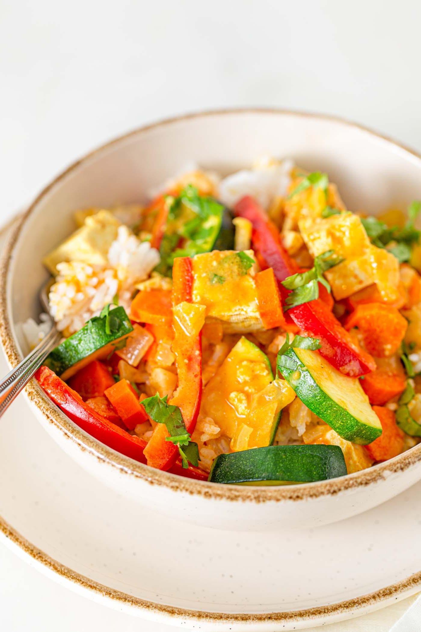 Vegans Panang Kerrie met Tofu 2 ’n Nabyfoto van ’n bak groentekerrie met tofu oor rys.
