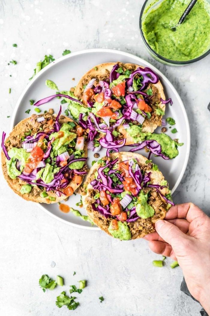 Vegan Lensie Tostadas Resep met Avokado Koriander Sous - Running on Real Food