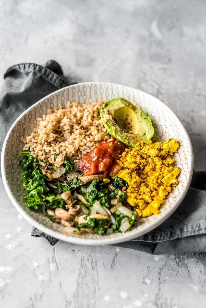 Hartige Vegan Ontbytbak 2 Maklike Gesonde Sout Vegan Ontbytbak met boerenkool, tofu-roerbraai, avokado en bruinrys.