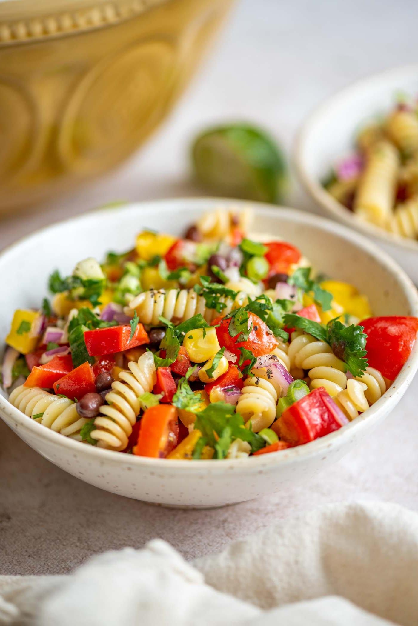 Swartboontjie Pastaslaai 2 Bak swartboontjie pasta slaai met tamaties, komkommer, koljander en mielies.