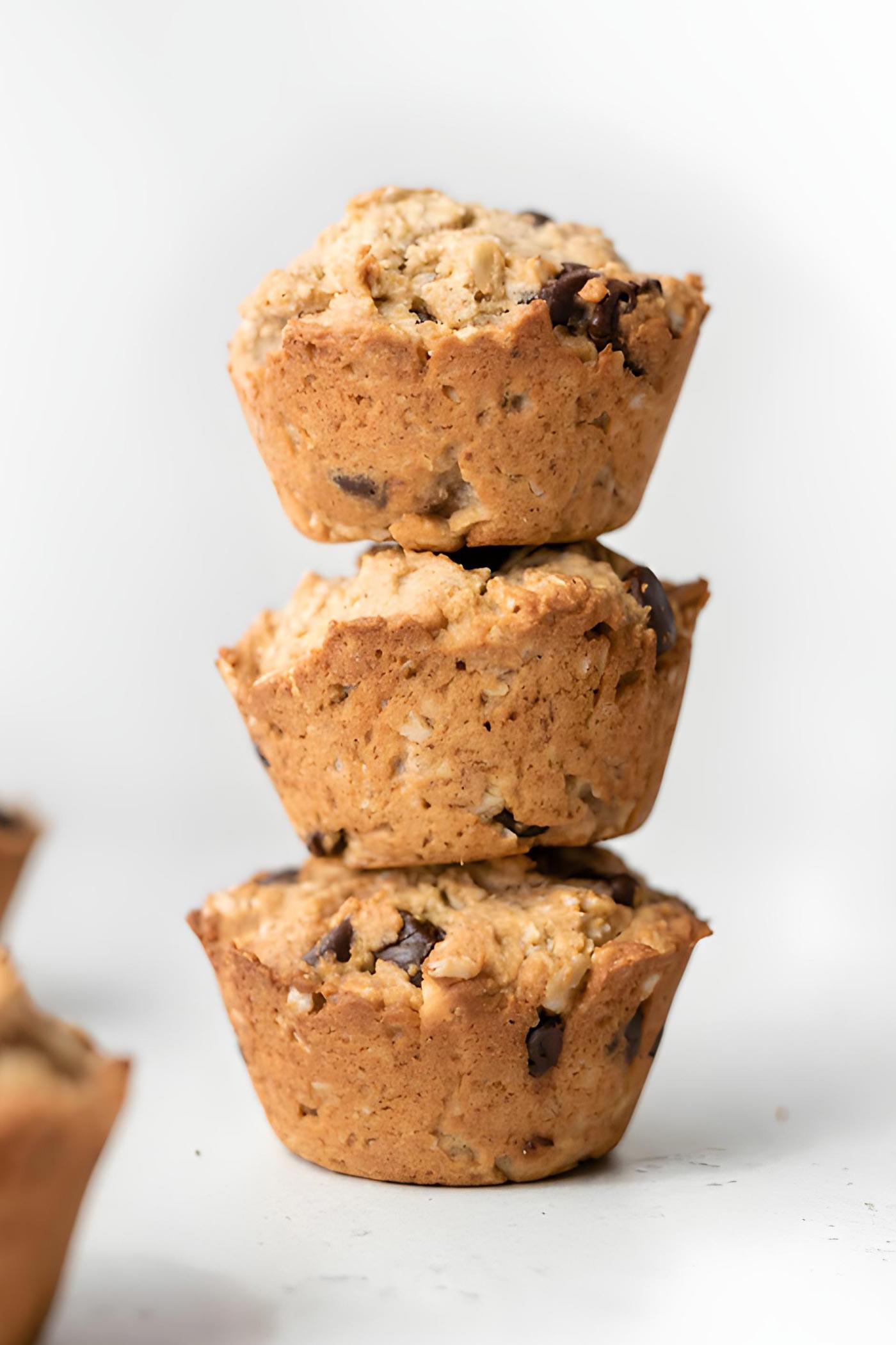 Vegan Proteïen Muffins 2 Stapel van 3 vegan appel hawermout proteïenmuffins met sjokoladeskyfies.