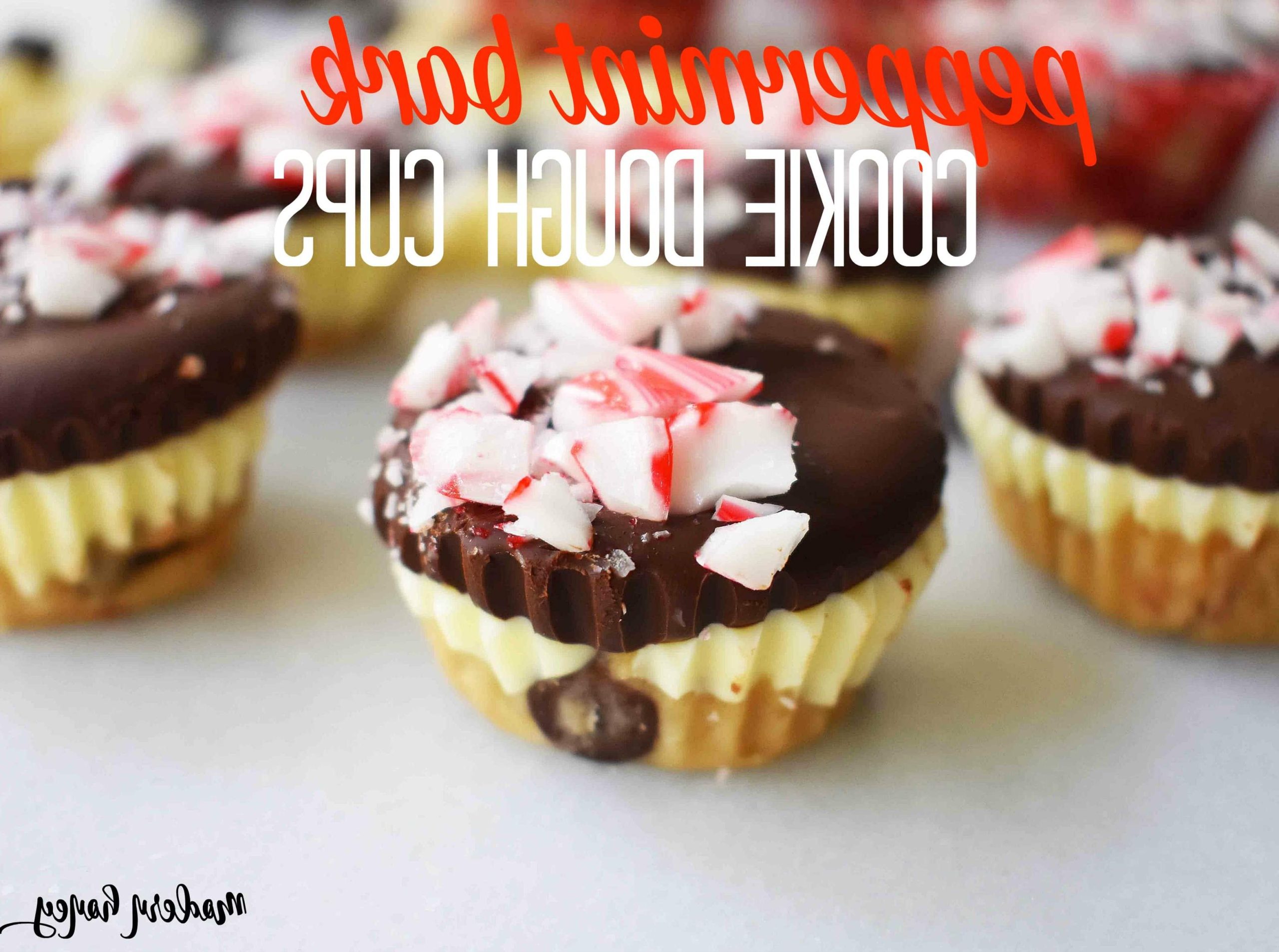 Κυπελλάκια Ζύμης Μπισκότου Peppermint Bark από το Modern Honey. Ζύμη μπισκότου με κομματάκια σοκολάτας χωρίς αυγά, στρωμένη με λευκή σοκολάτα και ημίγλυκη σοκολάτα, και γαρνιρισμένη με τριμμένα ζαχαρωτά μπαστούνια.