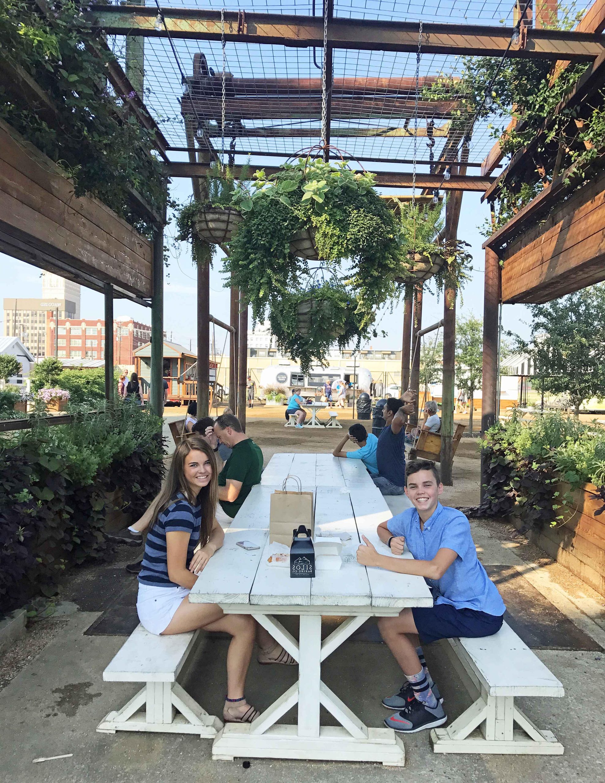 Πώς να σχεδιάσετε το τέλειο ταξίδι στο Magnolia Market at the Silos στο Γουάκο, Τέξας. Το Magnolia Market δημιουργήθηκε από το αγαπημένο ζευγάρι του HGTV Fixer Upper, τους Chip και Joanna Gaines. Επισκεφθείτε το Magnolia Market, το Silo Baking Co. και τους όμορφους χώρους. Συμβουλές για τον προγραμματισμό ενός ταξιδιού στο Magnolia Market.