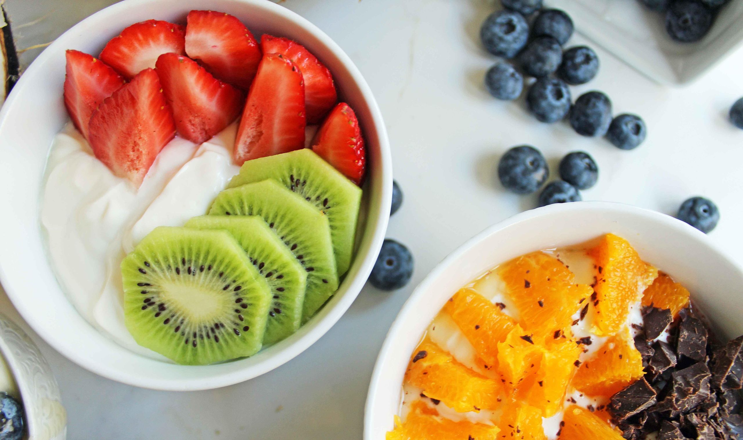 Πρωινά Μπολ Ελληνικού Γιαουρτιού με Toppings από το Modern Honey. Υγιεινό Ελληνικό Γιαούρτι με φρέσκα φρούτα, ξηρούς καρπούς και μέλι. Το τέλειο πρωινό για να ξεκινήσετε τη μέρα σας!