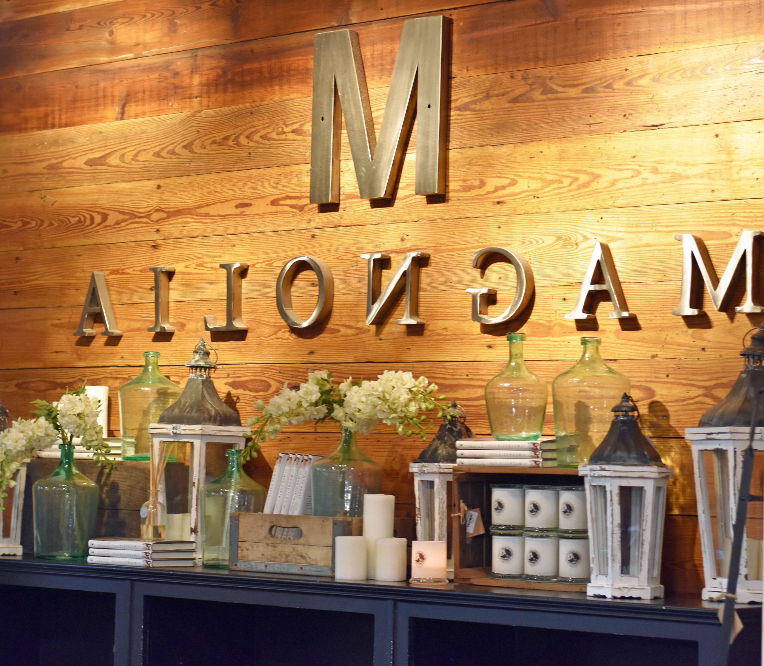 Πώς να σχεδιάσετε το τέλειο ταξίδι στο Magnolia Market at the Silos στο Γουάκο, Τέξας. Το Magnolia Market δημιουργήθηκε από το αγαπημένο ζευγάρι του HGTV Fixer Upper, τους Chip και Joanna Gaines. Επισκεφθείτε το Magnolia Market, το Silo Baking Co. και τους όμορφους χώρους. Συμβουλές για τον προγραμματισμό ενός ταξιδιού στο Magnolia Market.