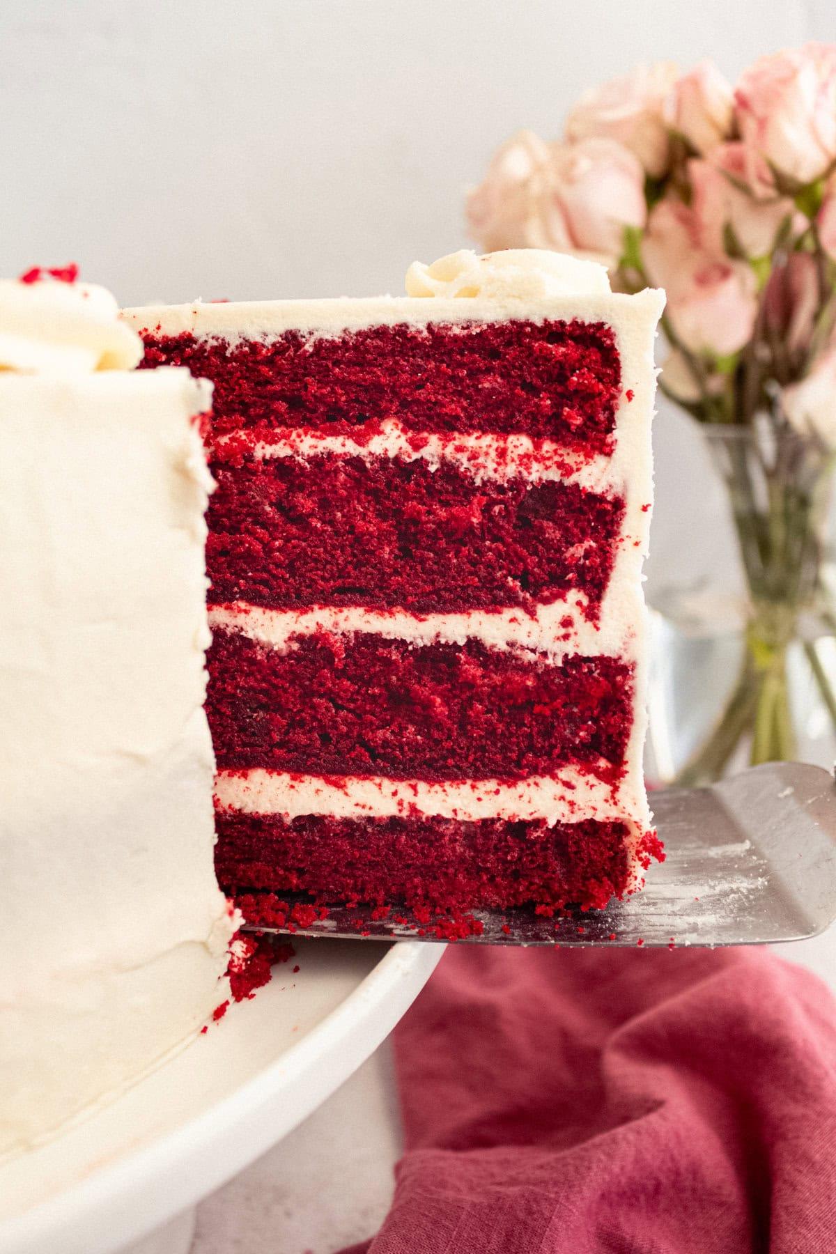 Τούρτα Κόκκινο Βελούδο 13 Ολοκληρωμένο Red Velvet Cake με πλούσια κρέμα τυριού, έτοιμο για σερβίρισμα.
