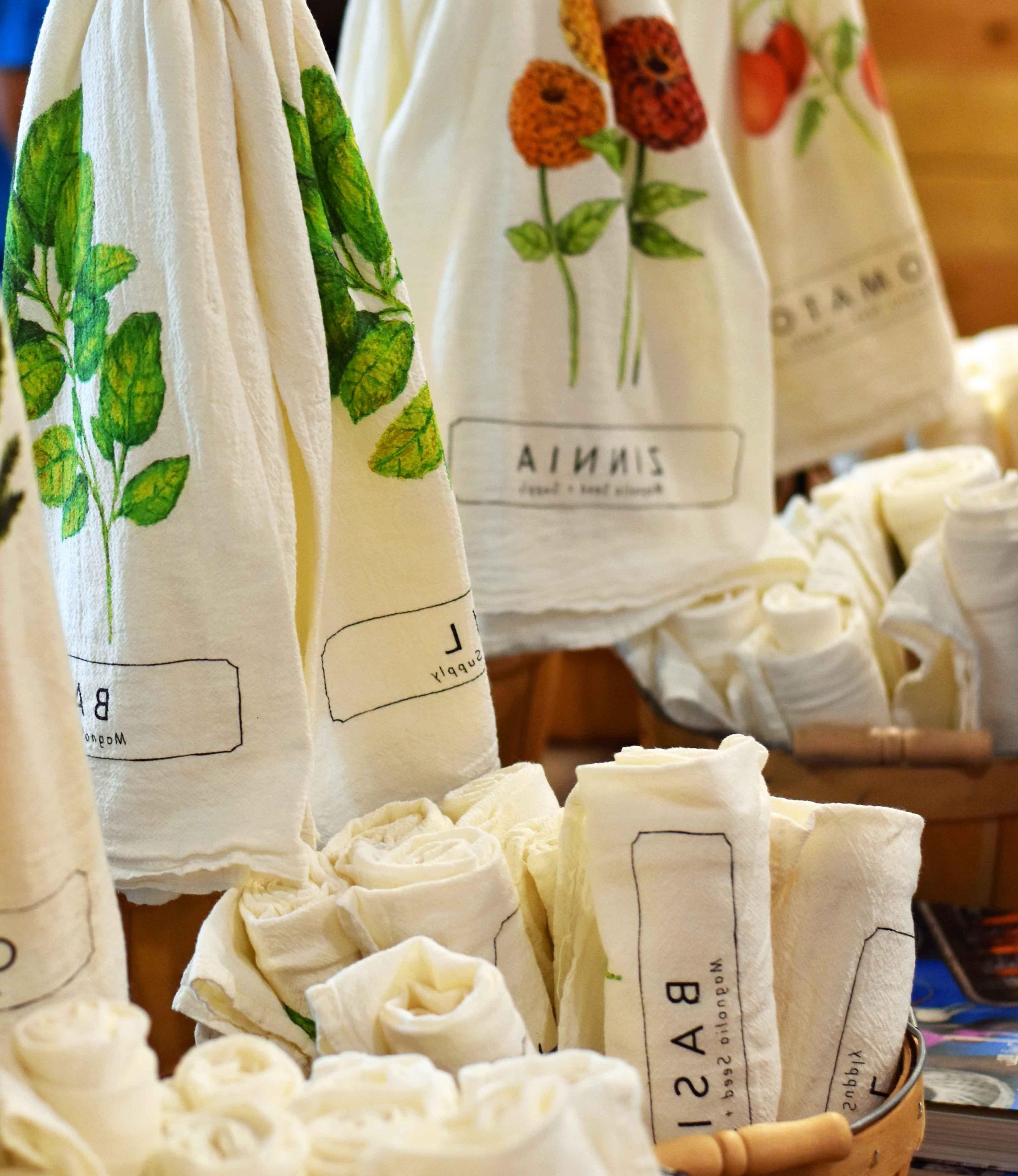 Πώς να σχεδιάσετε το τέλειο ταξίδι στο Magnolia Market at the Silos στο Γουάκο, Τέξας. Το Magnolia Market δημιουργήθηκε από το αγαπημένο ζευγάρι του HGTV Fixer Upper, τους Chip και Joanna Gaines. Επισκεφθείτε το Magnolia Market, το Silo Baking Co. και τους όμορφους χώρους. Συμβουλές για τον προγραμματισμό ενός ταξιδιού στο Magnolia Market.