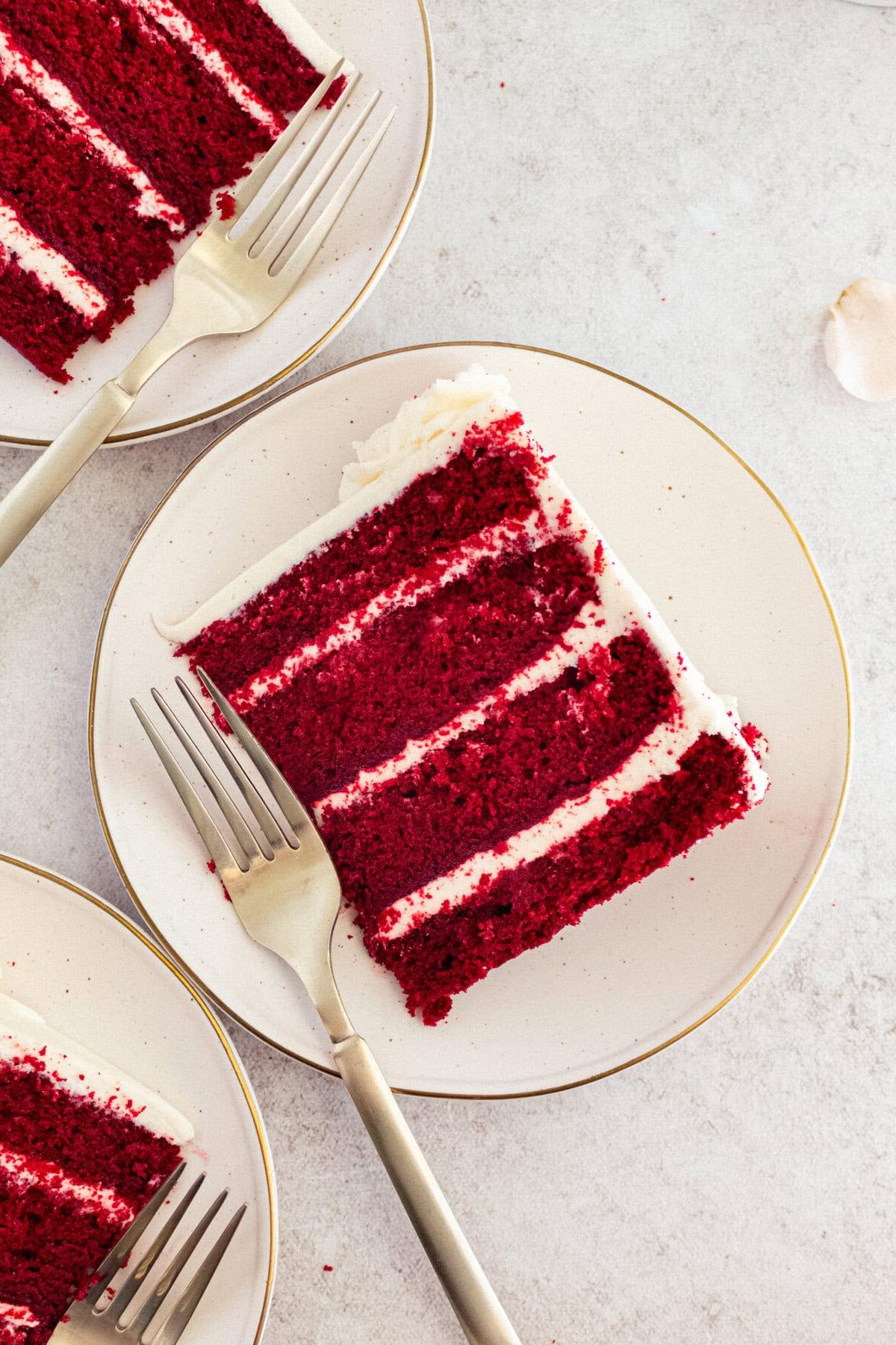 Τούρτα Κόκκινο Βελούδο 14 Τούρτα Red Velvet με ομοιόμορφη επικάλυψη κρέμας τυριού.
