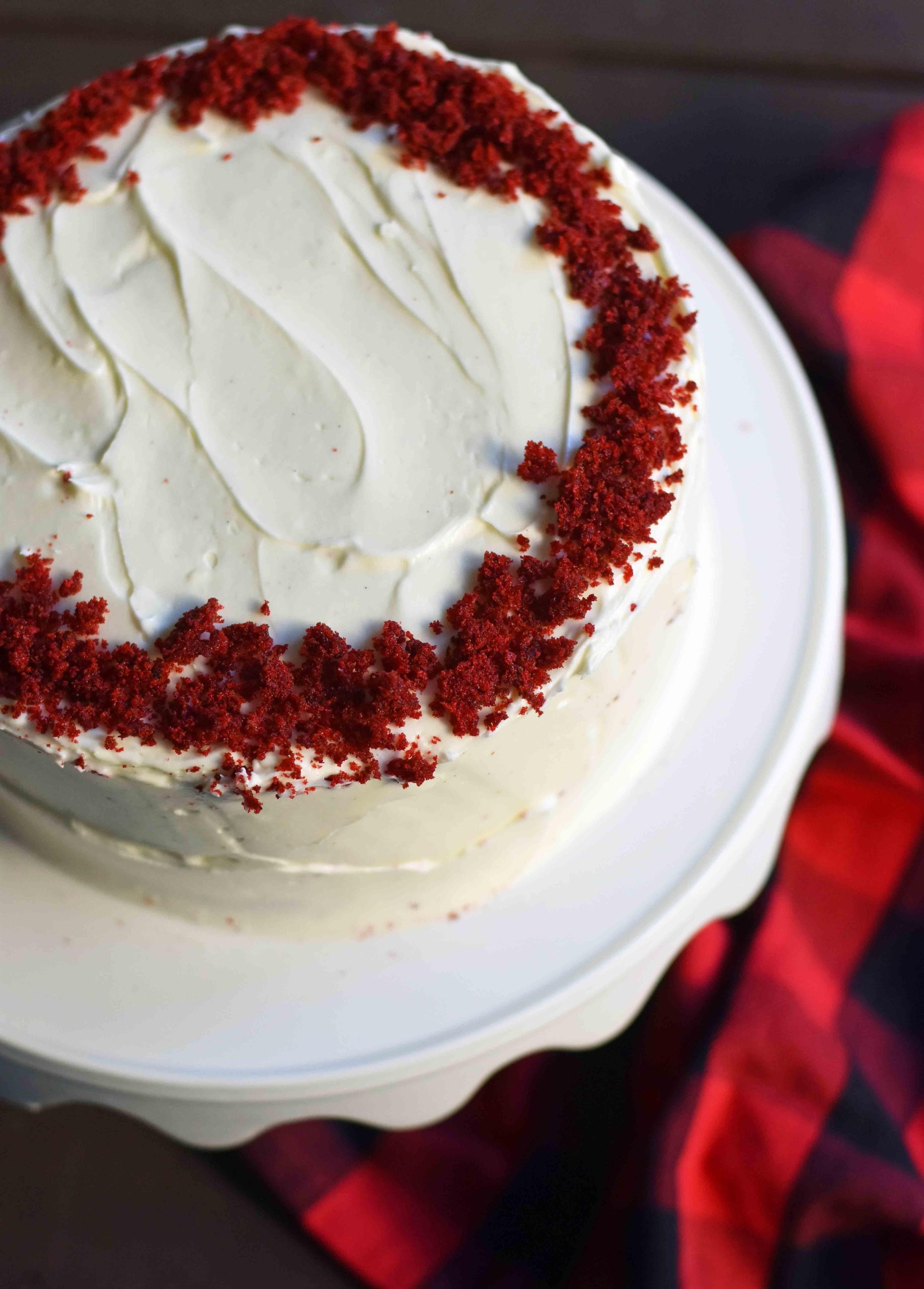 Τούρτα Κόκκινο Βελούδο 17 Ολόκληρη τούρτα Red Velvet με εντυπωσιακή επικάλυψη κρέμας τυριού.