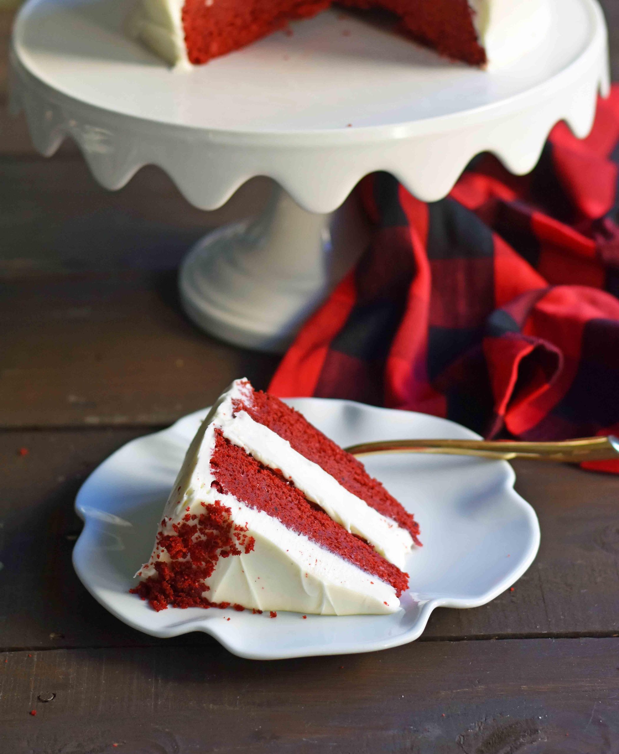 Τούρτα Κόκκινο Βελούδο 18 Κοντινό πλάνο σε Red Velvet Cake με τέλεια υφή και πλούσια κρέμα τυριού.