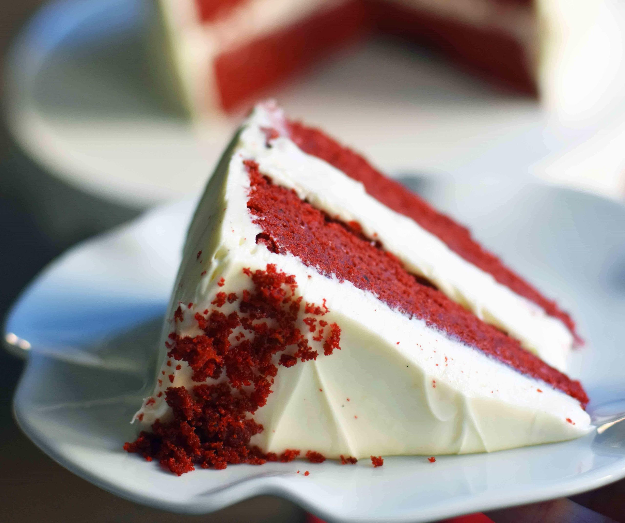 Τούρτα Κόκκινο Βελούδο 19 Δύο κομμάτια Red Velvet Cake σερβιρισμένα, αναδεικνύοντας τις στρώσεις του.
