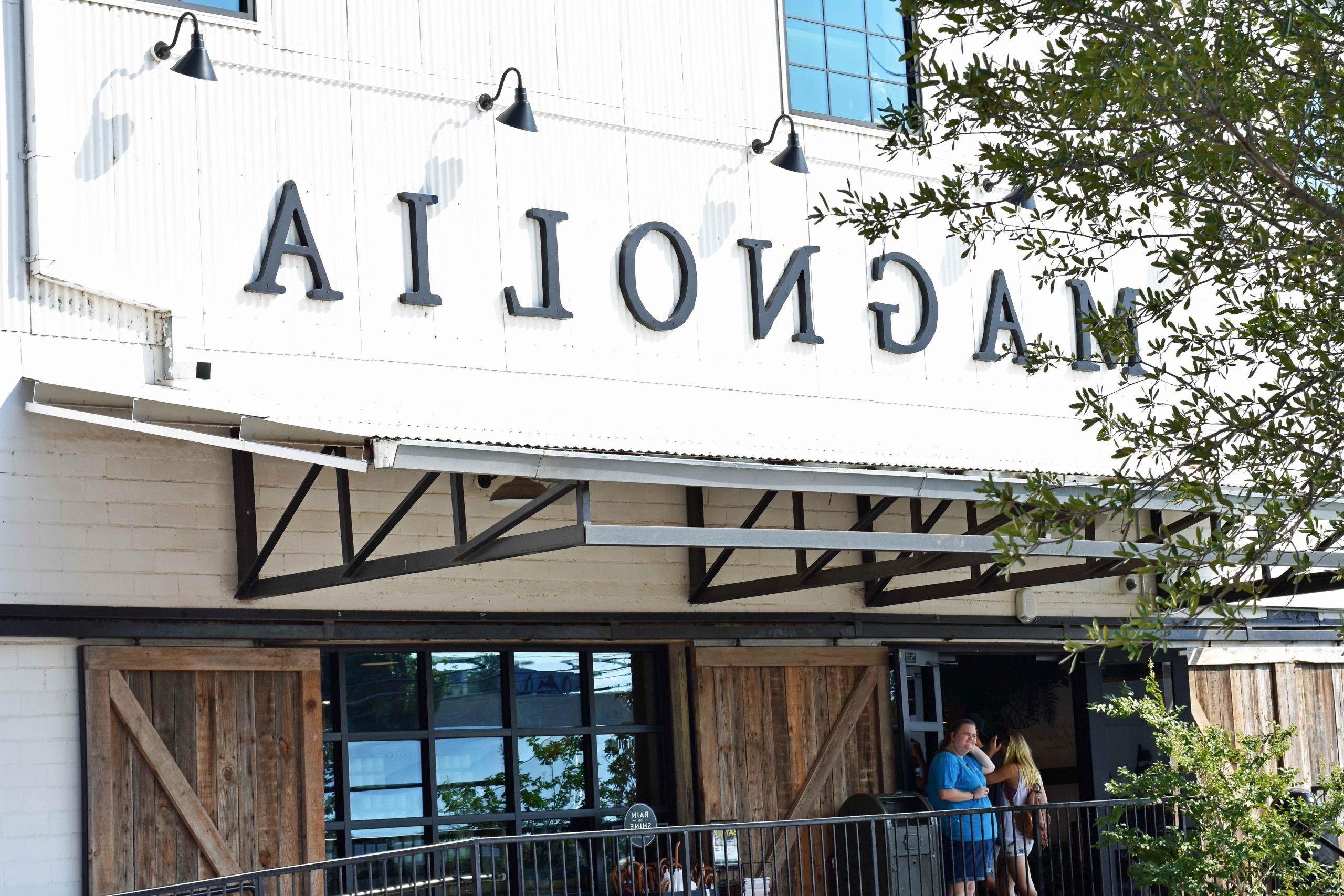 Πώς να σχεδιάσετε το τέλειο ταξίδι στο Magnolia Market at the Silos στο Γουάκο, Τέξας. Το Magnolia Market δημιουργήθηκε από το αγαπημένο ζευγάρι του HGTV Fixer Upper, τους Chip και Joanna Gaines. Επισκεφθείτε το Magnolia Market, το Silo Baking Co. και τους όμορφους χώρους. Συμβουλές για τον προγραμματισμό ενός ταξιδιού στο Magnolia Market.
