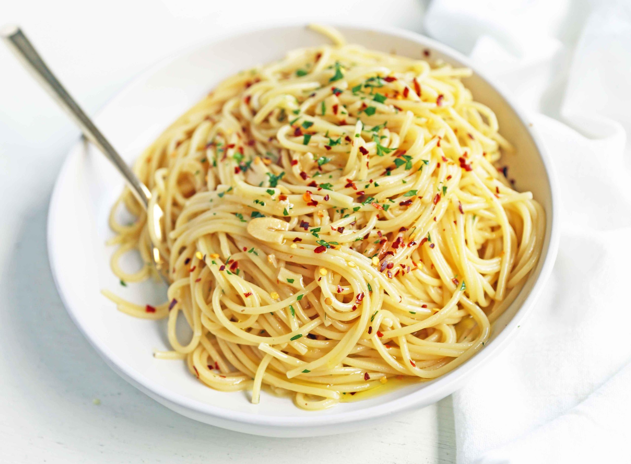 Σπαγγέτι Aglio e Olio. Σπαγγέτι ανακατεμένο με σοταρισμένο σκόρδο, ελαιόλαδο, νιφάδες κόκκινης πιπεριάς και φρέσκο μαϊντανό. Ένα γρήγορο, εύκολο και αυθεντικό πιάτο ζυμαρικών! Σπαγγέτι με Σκόρδο και Ελαιόλαδο, ένα γεύμα 20 λεπτών. www.yamne.com #pasta #spaghetti