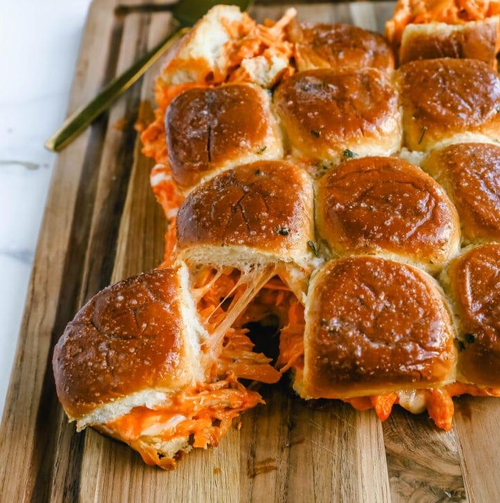 Οι Sliders Κοτόπουλου Buffalo φτιάχνονται με τρυφερό ψιλοκομμένο κοτόπουλο ανακατεμένο με σάλτσα buffalo και σάλτσα ranch και ψήνονται μέσα σε ένα μαλακό ψωμάκι με βούτυρο σκόρδου και λιωμένο τυρί μοτσαρέλα. Είναι ιδανικά για να παρακολουθήσετε ποδόσφαιρο!