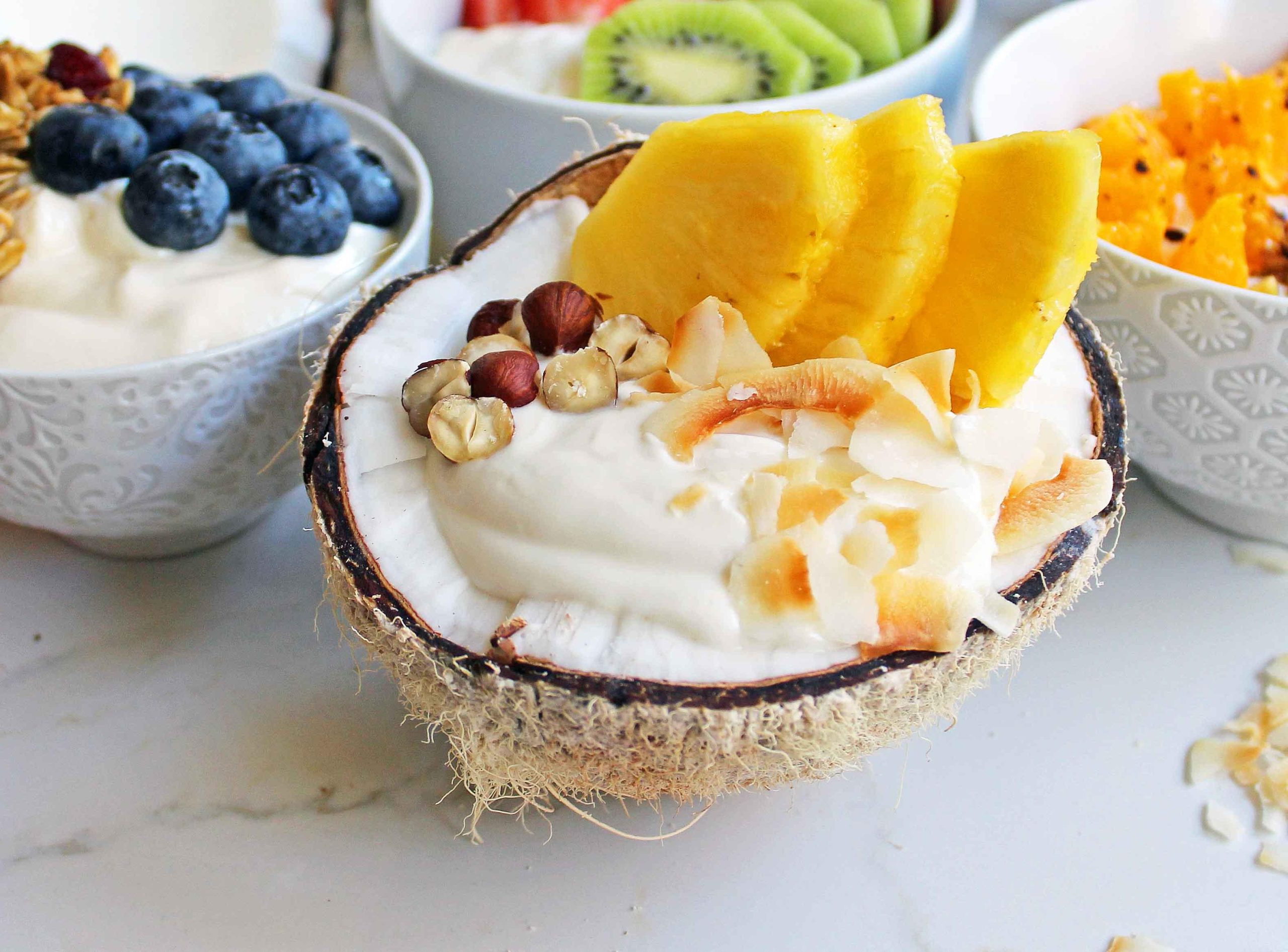 Πρωινά Μπολ Ελληνικού Γιαουρτιού με Toppings από το Modern Honey. Υγιεινό Ελληνικό Γιαούρτι με φρέσκα φρούτα, ξηρούς καρπούς και μέλι. Το τέλειο πρωινό για να ξεκινήσετε τη μέρα σας!