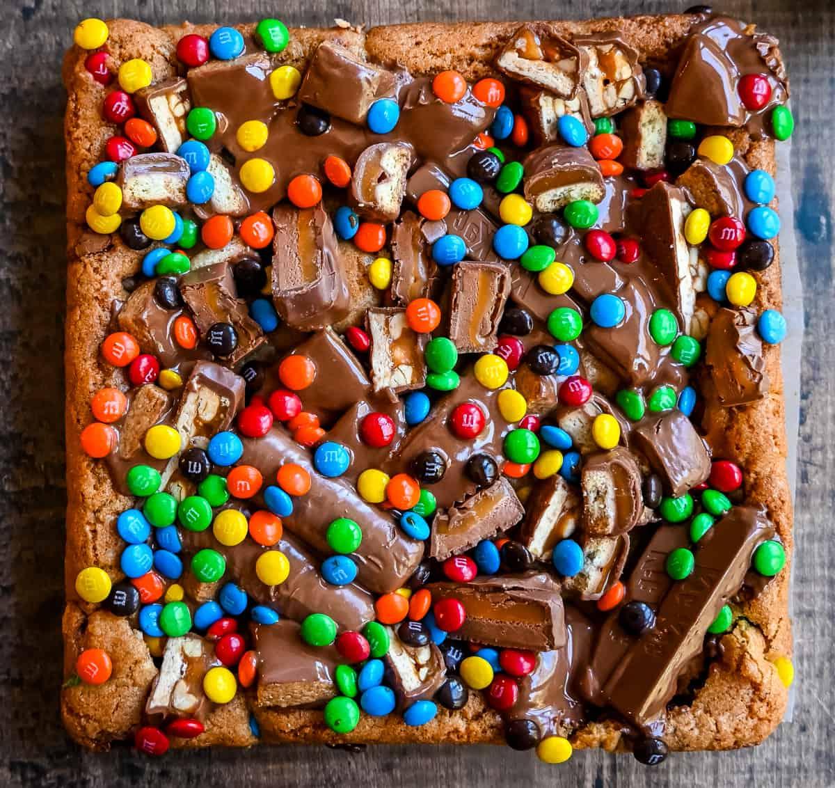 Candy Bar Μπάρες Μπισκότου 3 Μπάρες Μπισκότου με Σοκολάτες. Μια απίστευτα μαλακή και ζουμερή μπάρα μπισκότου, γεμάτη με ποικιλία από σοκολάτες. Το τέλειο γλυκό blondie για να φτιάξετε με τις σοκολάτες του Halloween.