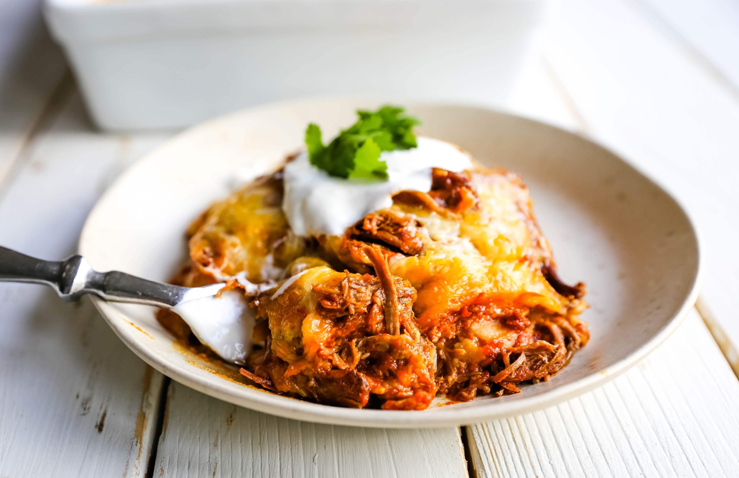 Στοίβες Enchiladas με Μοσχάρι. Μεξικάνικες Enchiladas με τεμαχισμένο μοσχάρι, λιωμένο τυρί, τορτίγιες καλαμποκιού και σπιτική σάλτσα enchilada. Μια εύκολη κατσαρόλα enchilada με μοσχάρι! #μεξικάνικο #μεξικάνικοφαγητό #enchiladas #beefenchiladas