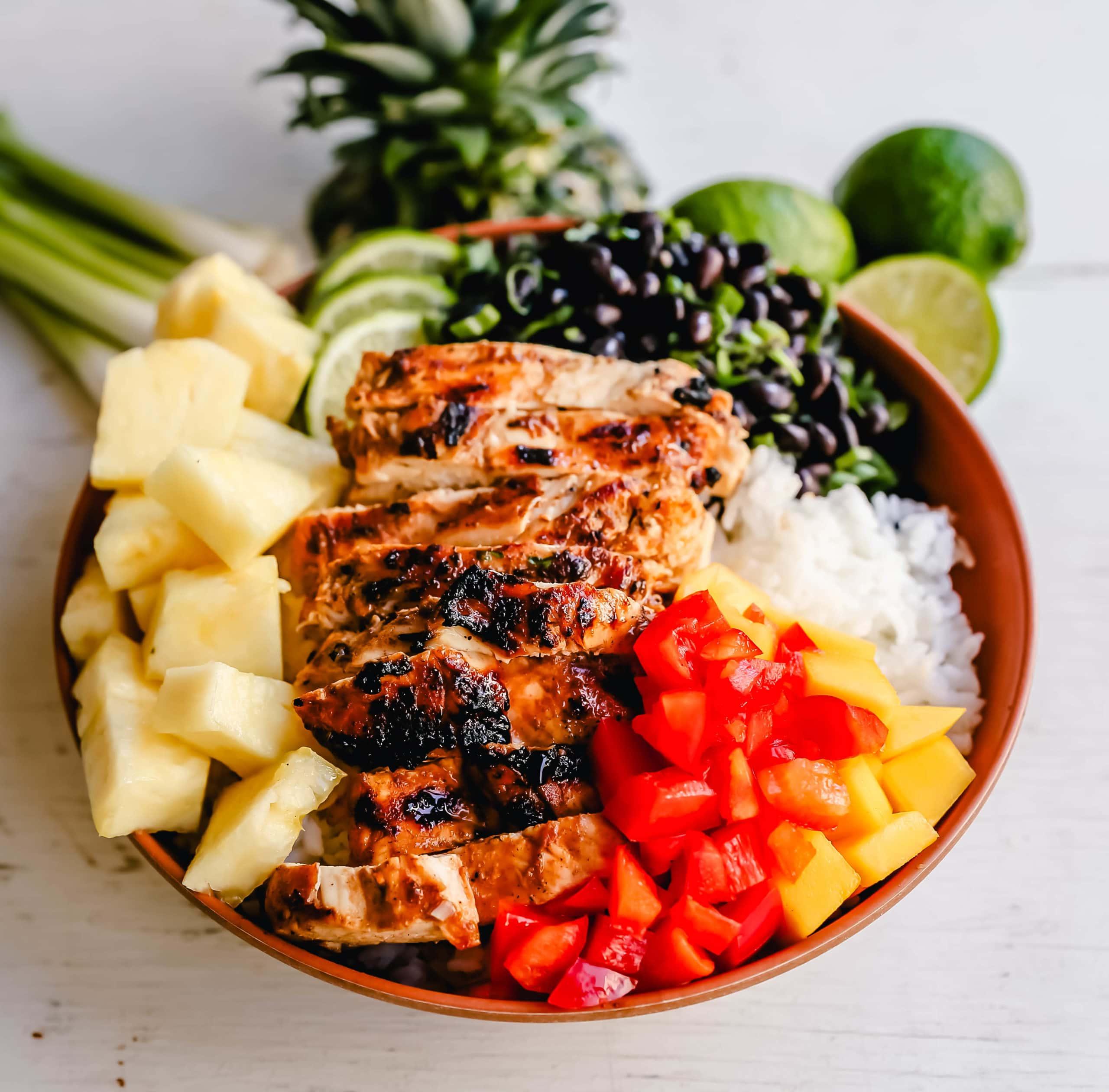 Jerk Chicken Bowl: Τζαμαϊκανό καρυκευμένο κοτόπουλο Jerk στη σχάρα με ρύζι, μαύρα φασόλια, κόλιανδρο, φρέσκο ανανά και μάνγκο, και κόκκινες πιπεριές. www.yamne.com #jerkchicken #chicken #chickenbowl