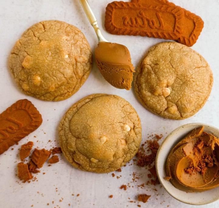 Μπισκότα Biscoff με Κομματάκια Λευκής Σοκολάτας 3 Αυτά τα Μπισκότα Biscoff είναι γεμάτα με βούτυρο μπισκότων Biscoff και κομματάκια λευκής σοκολάτας. Θα λατρέψετε αυτά τα αφράτα, μαλακά μπισκότα γεμιστά με καραμελωμένη επάλειψη μπισκότων.