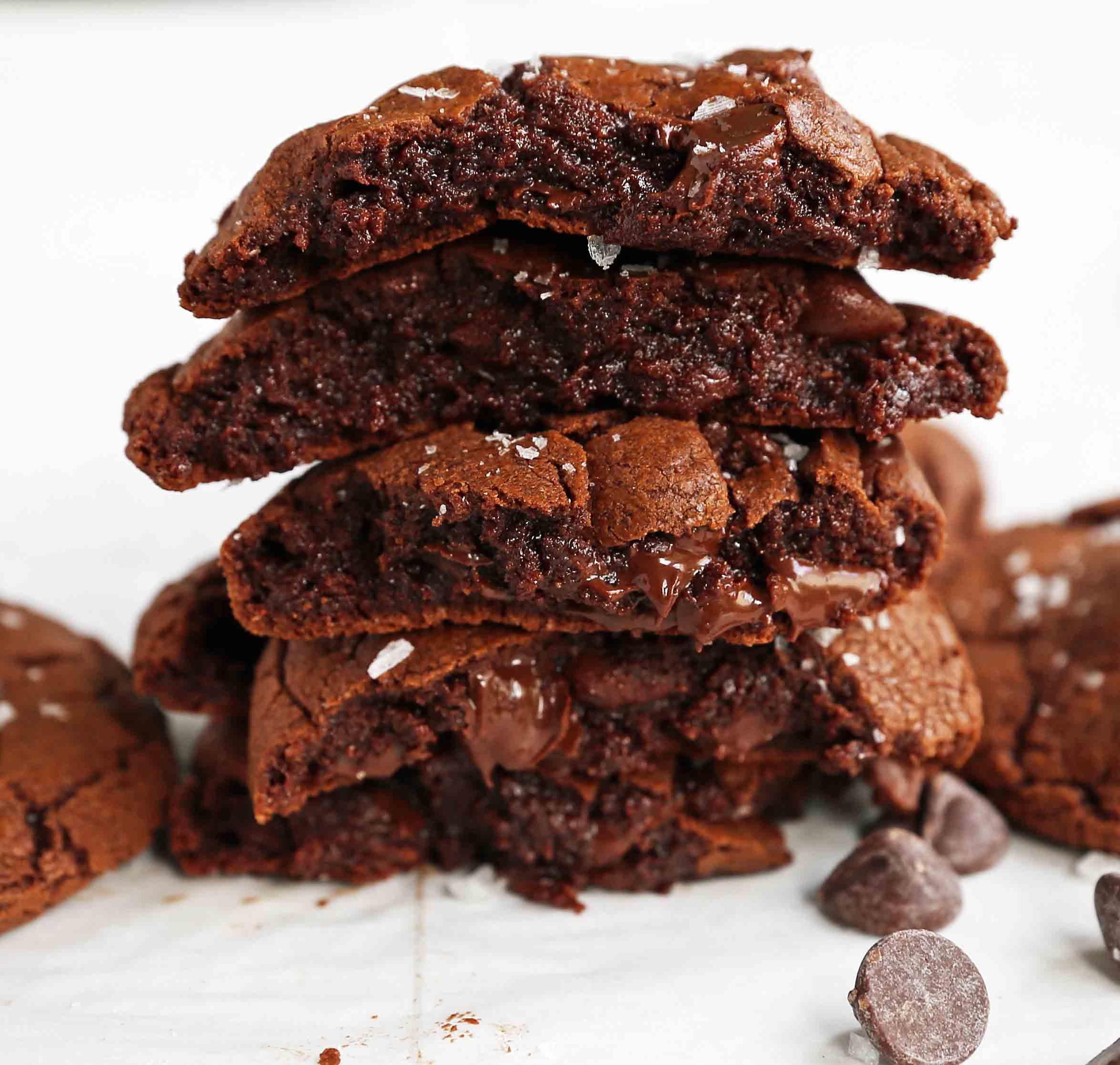 Απολαυστικά cookies brownie σοκολάτας με τριπλή σοκολάτα. Η τέλεια συνταγή για cookies brownie που λιώνουν στο στόμα.