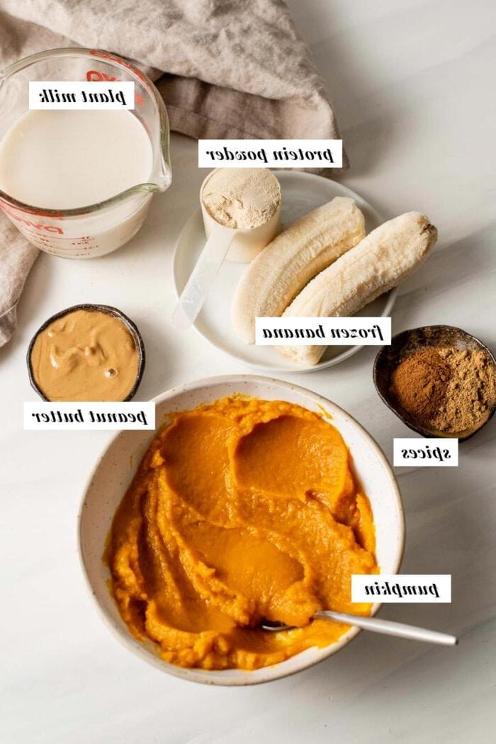 Grondboontjiebotter Pampoen Smoothy 3 Bestanddele in bakkies vir die maak van 'n pampoen- en pynnebotter smoothie.