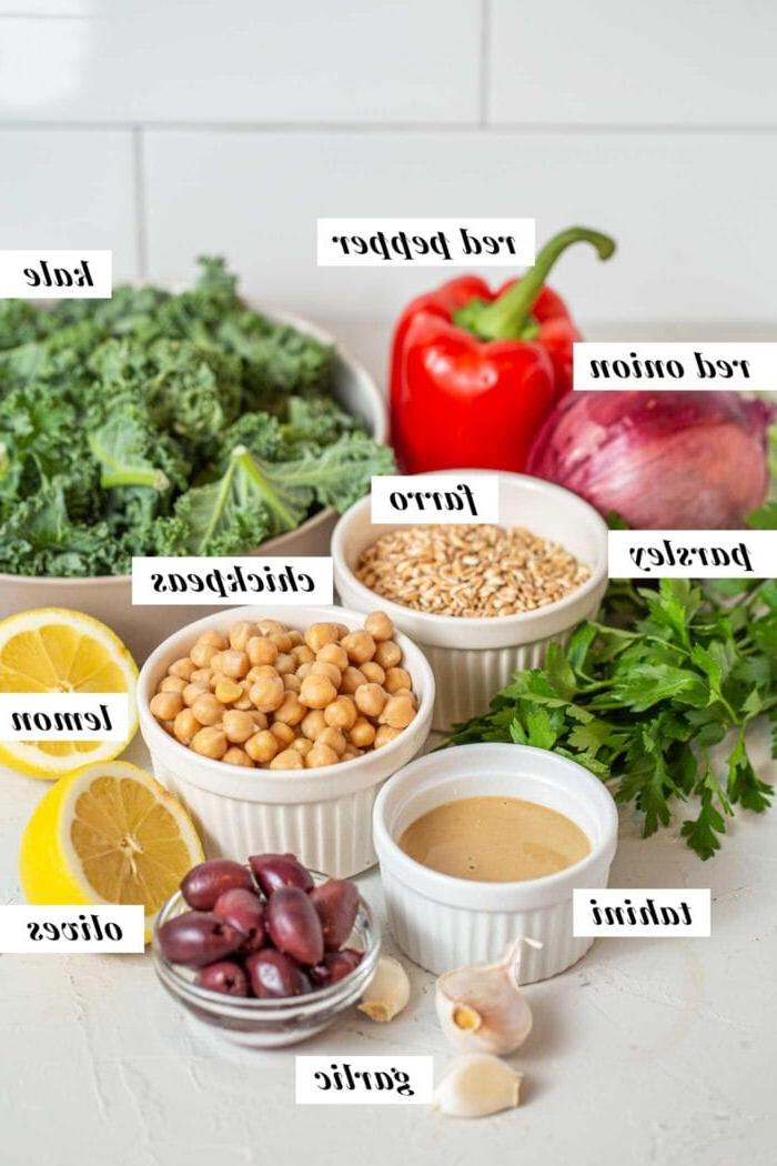 Kekerertjies, boerenkool, olywe, pietersielie, tahini en rooipeper gemerk met teks oorleg.