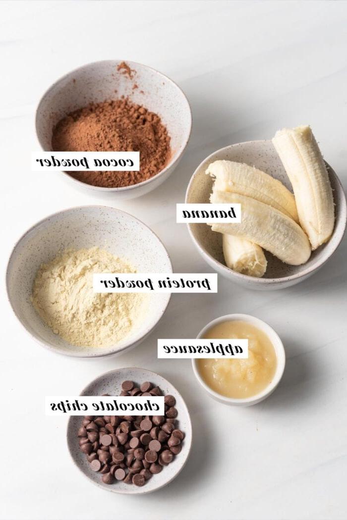 Vegan Proteïen Brownies 3 Visuele lys van bestanddele vir die maak van sjokolade chip proteïen brownies. Elke bestanddeel is duidelik met teks gemerk.