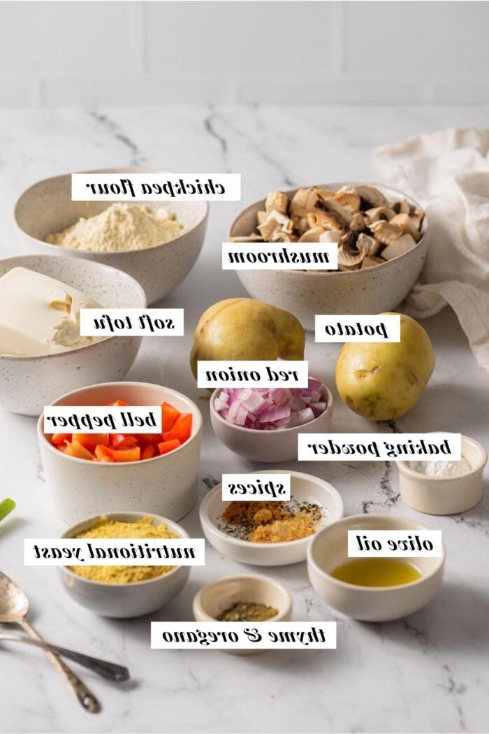 Visuele lys van al die bestanddele wat benodig word vir die maak van 'n vegan aartappel ontbyt kasserol.