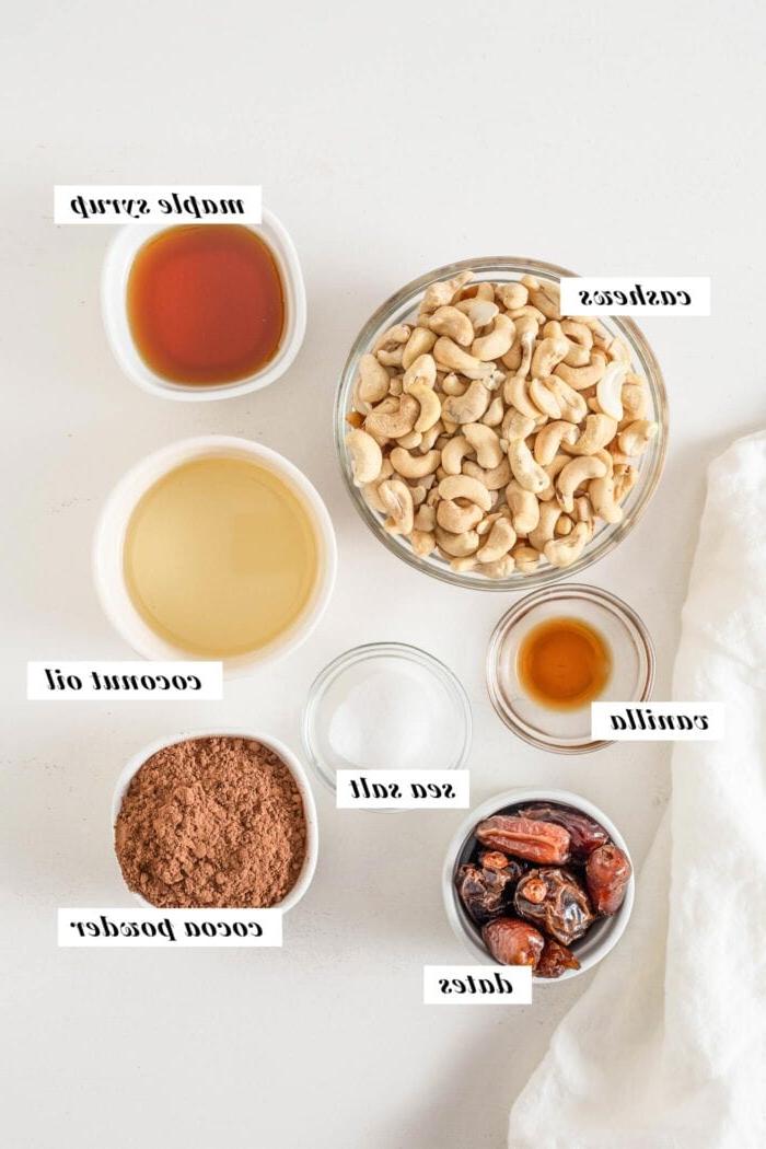 Ongebakte Kasjoeneut Koekiedeeg Stafies 3 Oorsig van gemerkte bestanddele vir die maak van kasjoeneut koekiedeeg stafies.