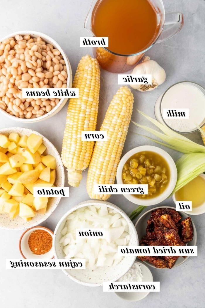 Vegan Somer Mielieroomop 3 Al die bestanddele benodig vir die maak van 'n somerkoringchowder resep met songedroogde tamatie, groen brandrissie en witbone. Elke bestanddeel is met teks gemerk en die lys kan op die bladsy in die resepkaart gevind word.