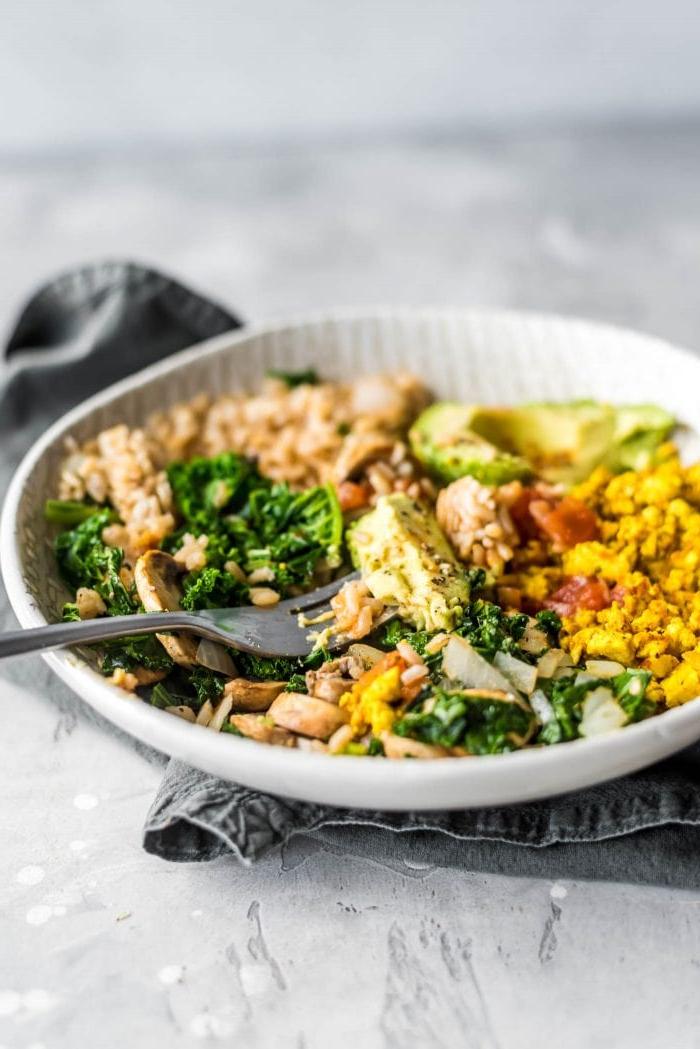 Hartige Vegan Ontbytbak 3 Avokado in 'n sout vegan ontbytbak met boerenkool, tofu-roerbraai, rys en salsa.