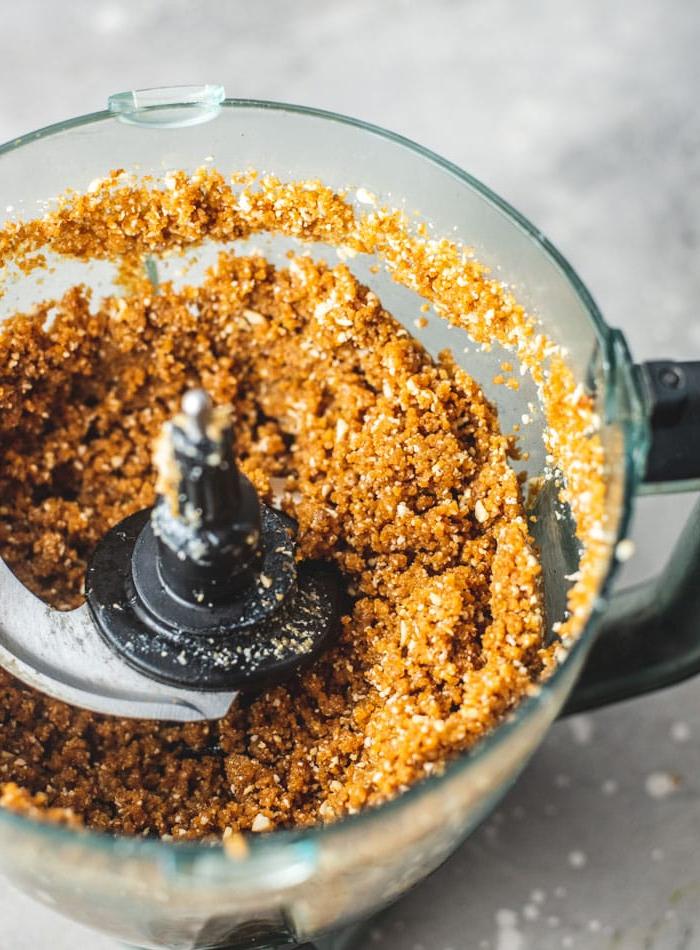 Kasjoe Tahini Stafies 3 Naby-foto van rou kasjoepneut-tahini stafies met 'n perfekte laag donkersjokolade bo-op, gereed om gesny te word vir 'n gesonde nagereg.