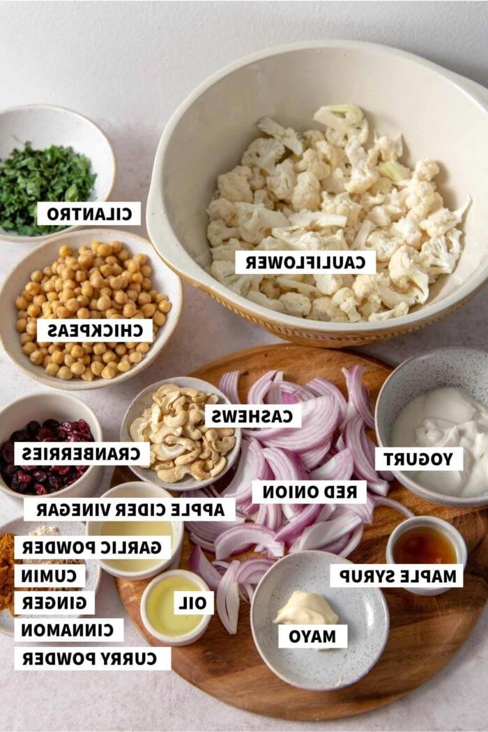 Kerrie Geroosterde Blomkoolslaai 3 Al die bestanddele wat benodig word vir die maak van ’n kerrie geroosterde blomkool slaai resep met kasjoeneute, kekerertjies, rooi-ui en jogurt-slaaisous.