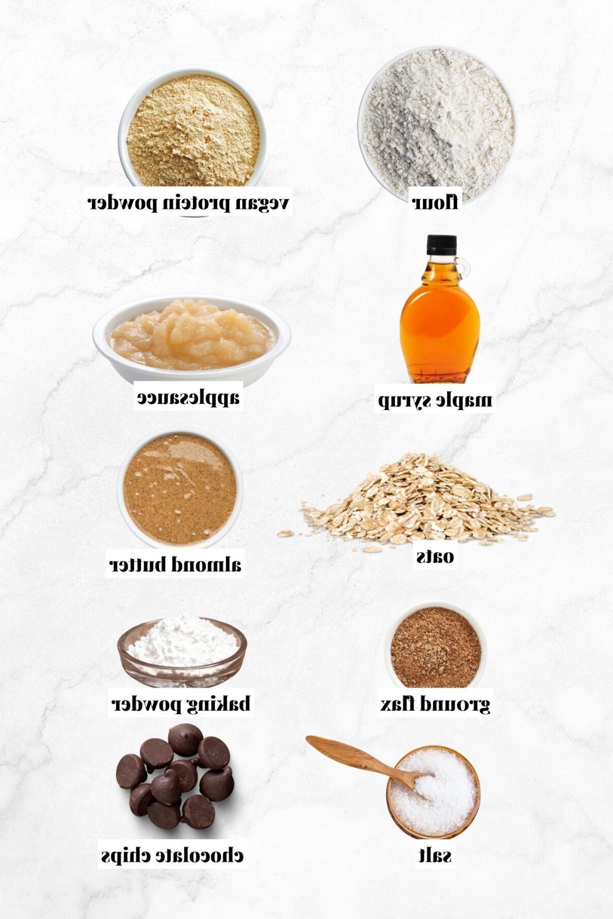 Vegan Proteïen Muffins 3 Al die bestanddele vir die maak van vegan proteïenmuffins met hawermout, vlasaad, sjokoladeskyfies en proteïenpoeier.