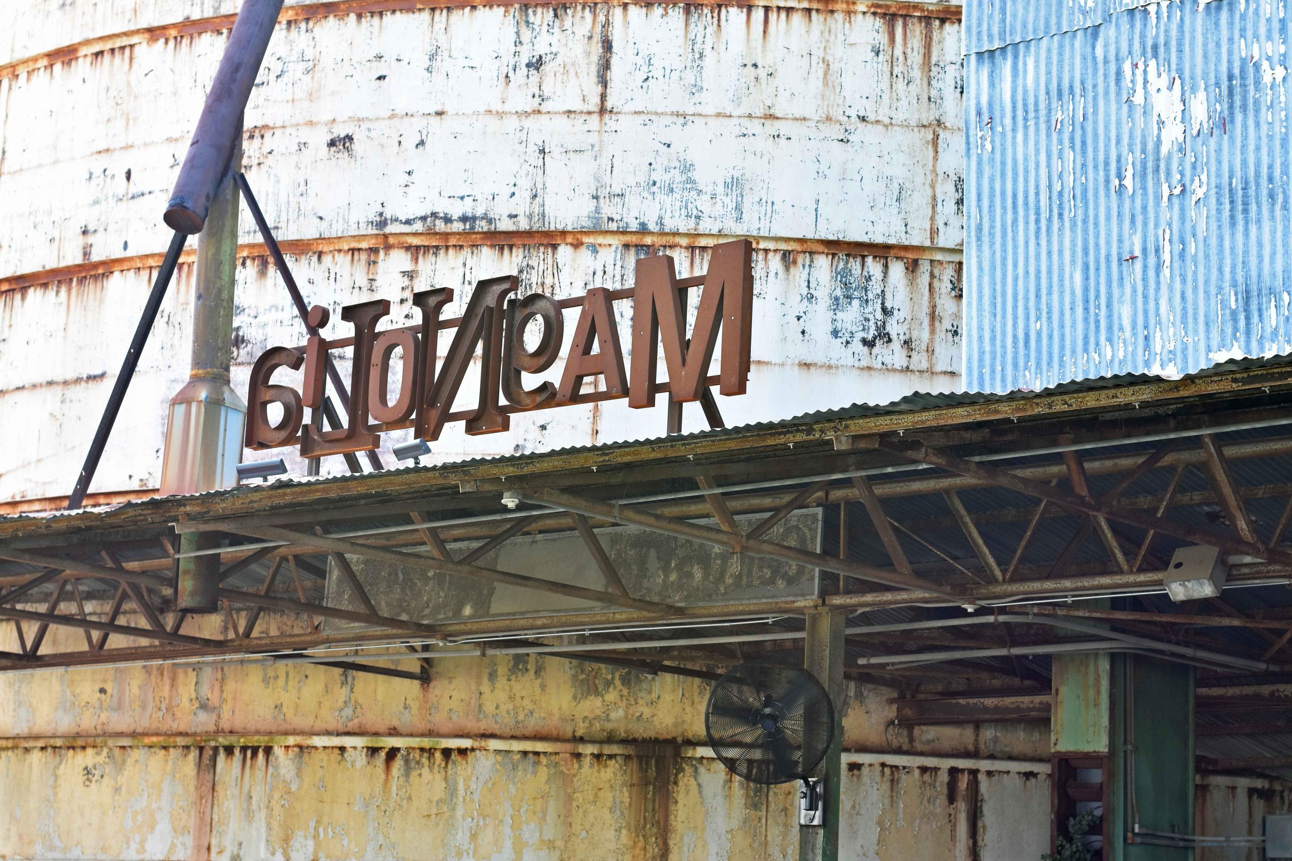 Πώς να σχεδιάσετε το τέλειο ταξίδι στο Magnolia Market at the Silos στο Γουάκο, Τέξας. Το Magnolia Market δημιουργήθηκε από το αγαπημένο ζευγάρι του HGTV Fixer Upper, τους Chip και Joanna Gaines. Επισκεφθείτε το Magnolia Market, το Silo Baking Co. και τους όμορφους χώρους. Συμβουλές για τον προγραμματισμό ενός ταξιδιού στο Magnolia Market.