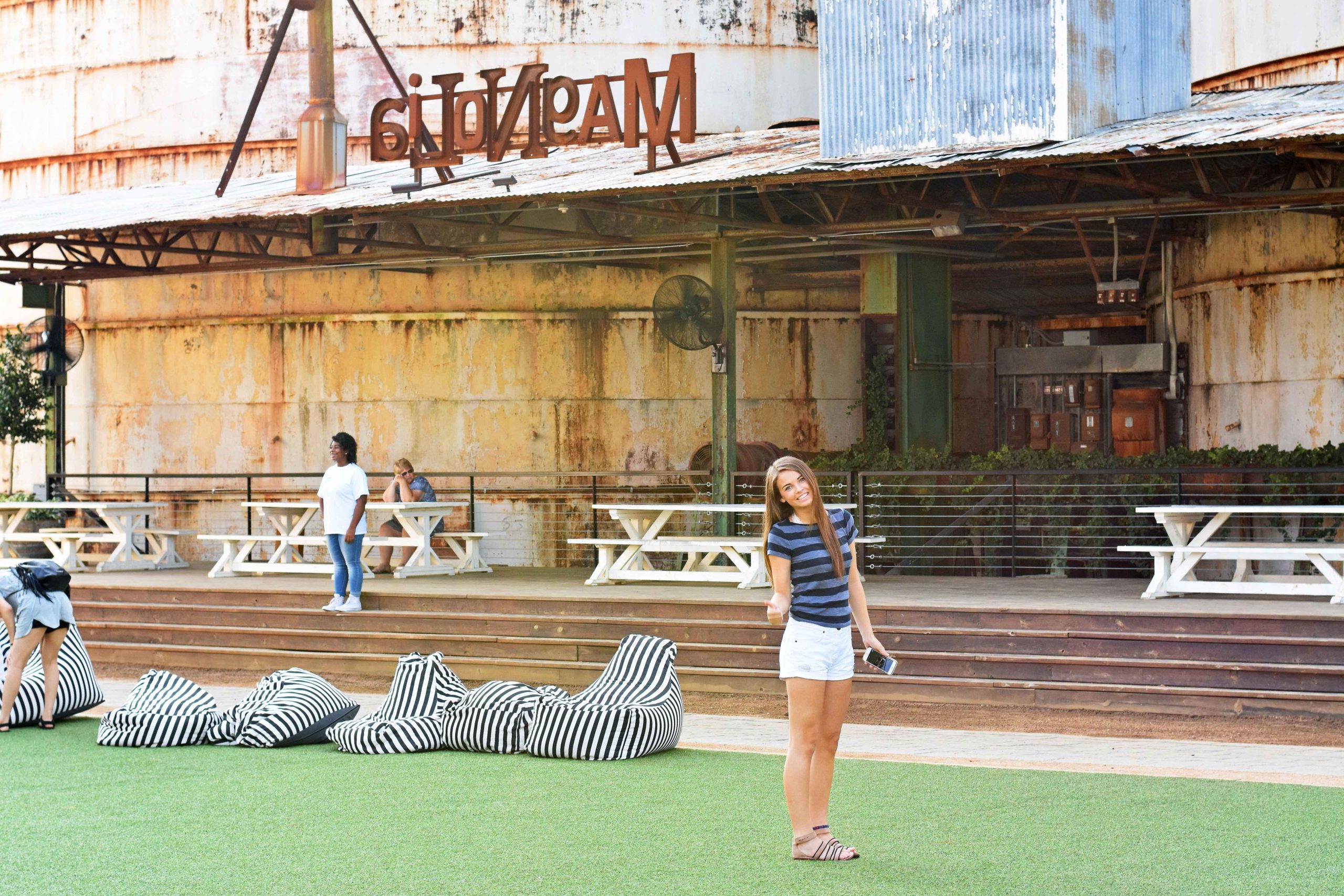 Πώς να σχεδιάσετε το τέλειο ταξίδι στο Magnolia Market at the Silos στο Γουάκο, Τέξας. Το Magnolia Market δημιουργήθηκε από το αγαπημένο ζευγάρι του HGTV Fixer Upper, τους Chip και Joanna Gaines. Επισκεφθείτε το Magnolia Market, το Silo Baking Co. και τους όμορφους χώρους. Συμβουλές για τον προγραμματισμό ενός ταξιδιού στο Magnolia Market.