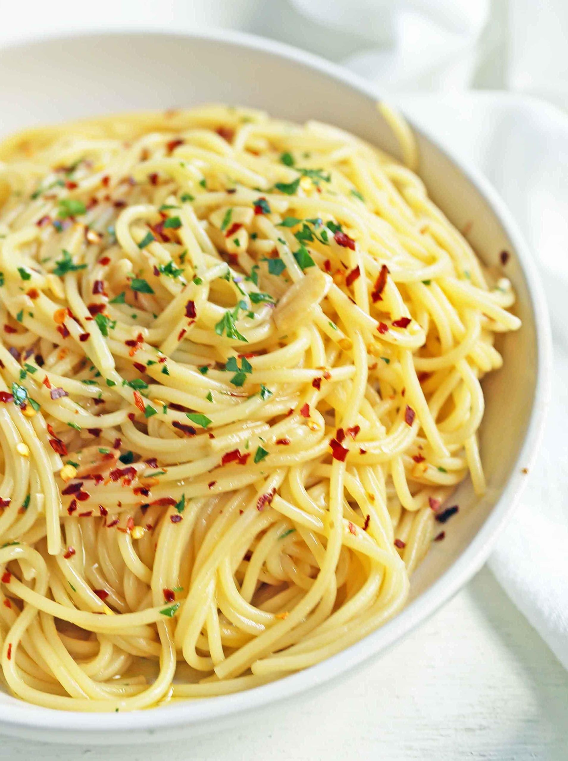 Σπαγγέτι Aglio e Olio. Σπαγγέτι ανακατεμένο με σοταρισμένο σκόρδο, ελαιόλαδο, νιφάδες κόκκινης πιπεριάς και φρέσκο μαϊντανό. Ένα γρήγορο, εύκολο και αυθεντικό πιάτο ζυμαρικών! Σπαγγέτι με Σκόρδο και Ελαιόλαδο, ένα γεύμα 20 λεπτών. www.yamne.com #pasta #spaghetti