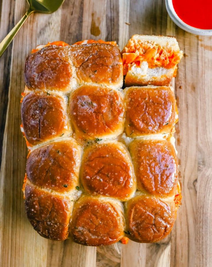 Οι Sliders Κοτόπουλου Buffalo φτιάχνονται με τρυφερό ψιλοκομμένο κοτόπουλο ανακατεμένο με σάλτσα buffalo και σάλτσα ranch και ψήνονται μέσα σε ένα μαλακό ψωμάκι με βούτυρο σκόρδου και λιωμένο τυρί μοτσαρέλα. Είναι ιδανικά για να παρακολουθήσετε ποδόσφαιρο!