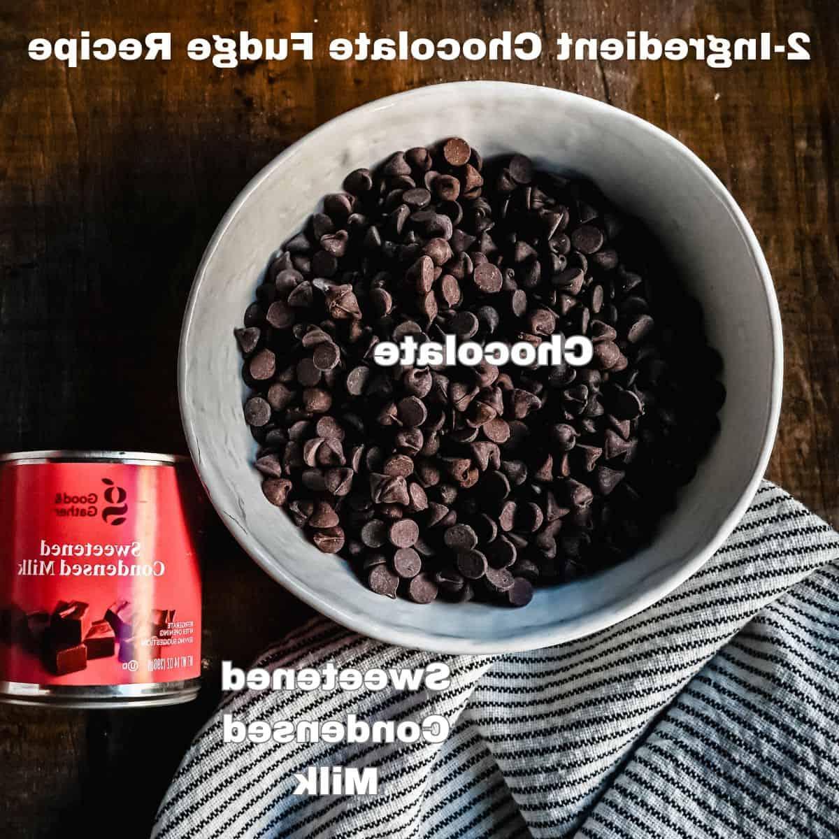 Εύκολο Σοκολατένιο Φατζ 4 Εύκολα υλικά για φοντάν σοκολάτας. Δύο βασικά συστατικά για φοντάν μικροκυμάτων: σοκολάτα και ζαχαρούχο γάλα.