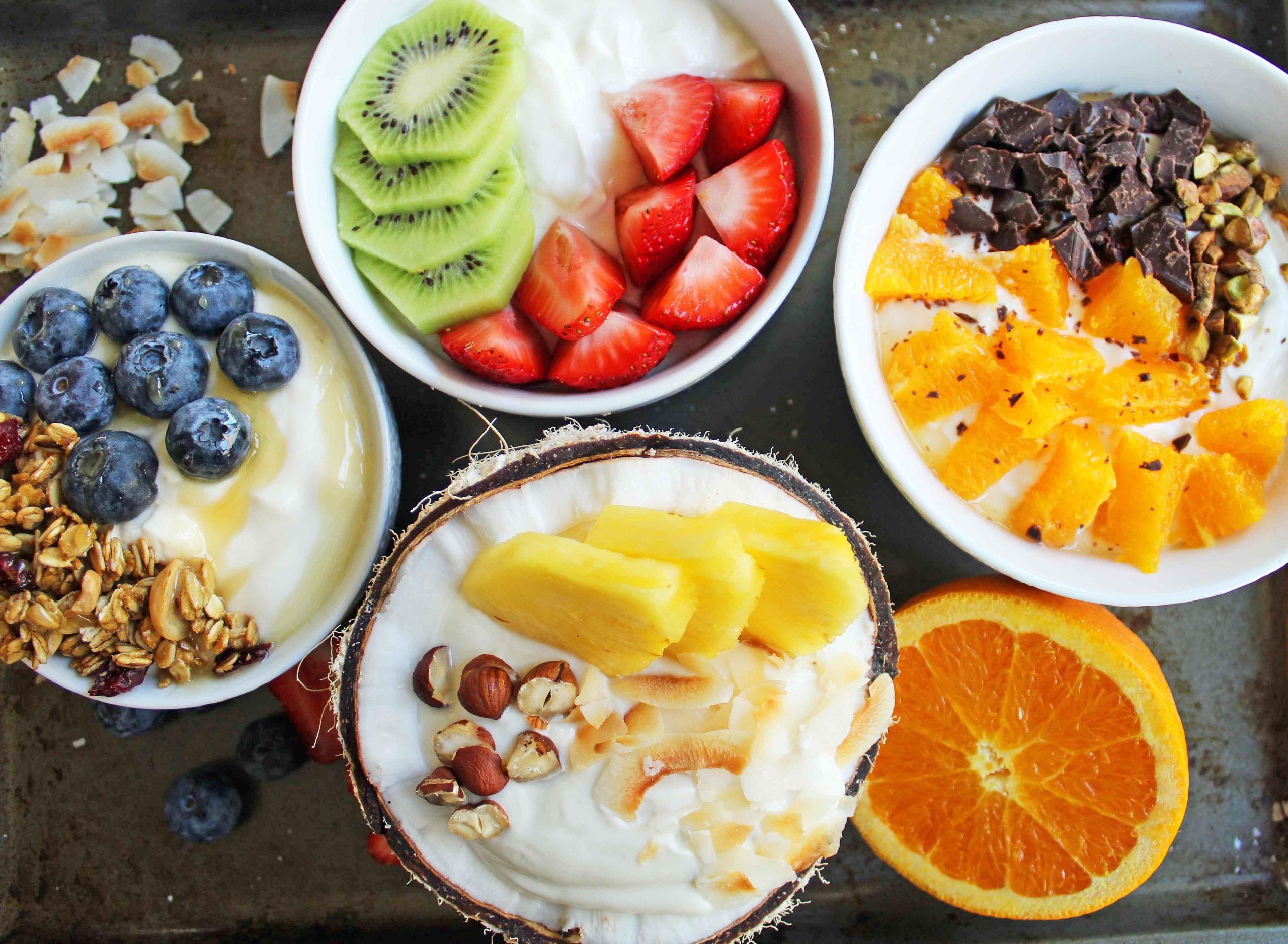 Πρωινά Μπολ Ελληνικού Γιαουρτιού με Toppings από το Modern Honey. Υγιεινό Ελληνικό Γιαούρτι με φρέσκα φρούτα, ξηρούς καρπούς και μέλι. Το τέλειο πρωινό για να ξεκινήσετε τη μέρα σας!