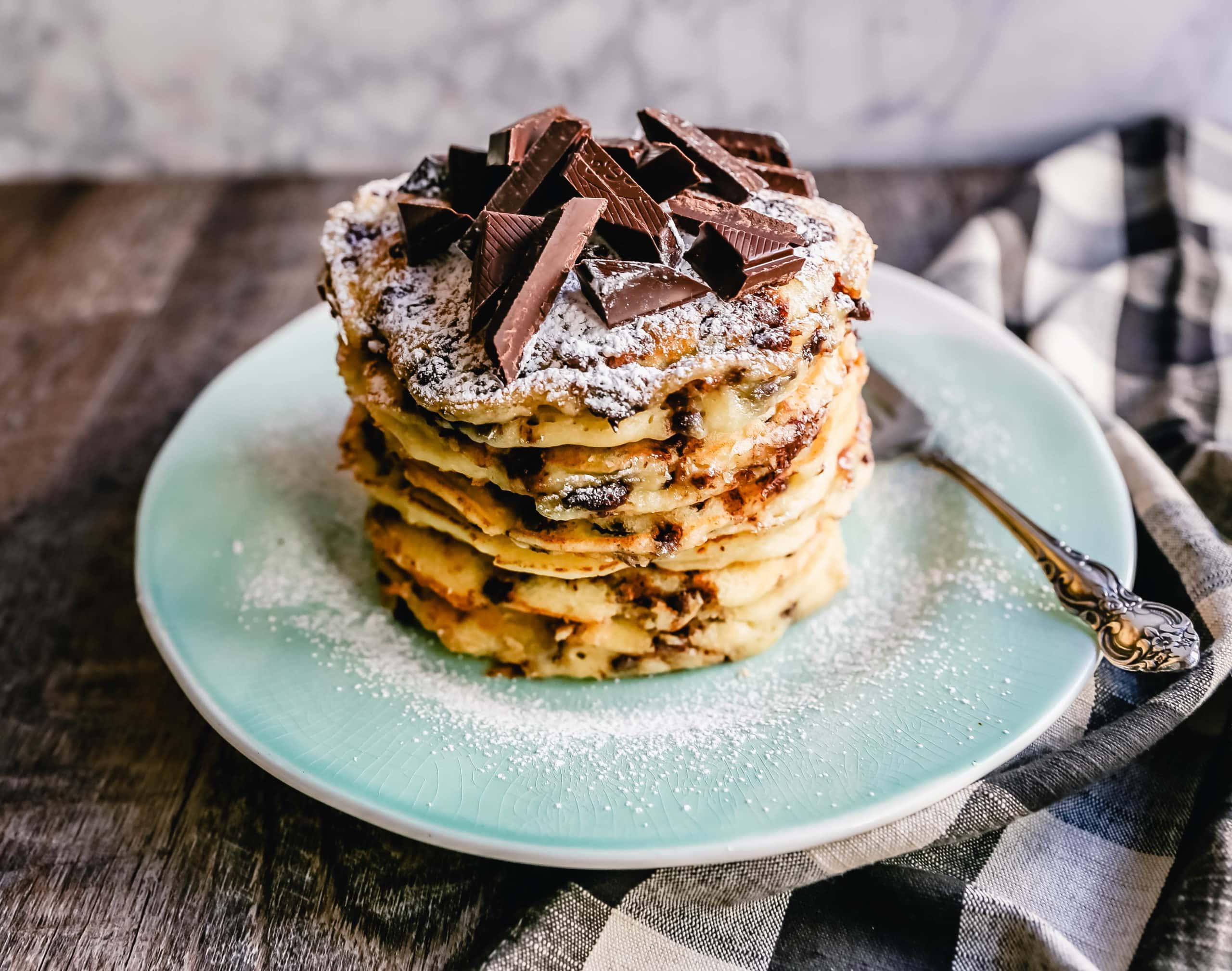 Σπιτικές, αφράτες pancakes ρικότα με κομματάκια σοκολάτας. Η τέλεια υφή και γεύση για ένα αξέχαστο πρωινό.